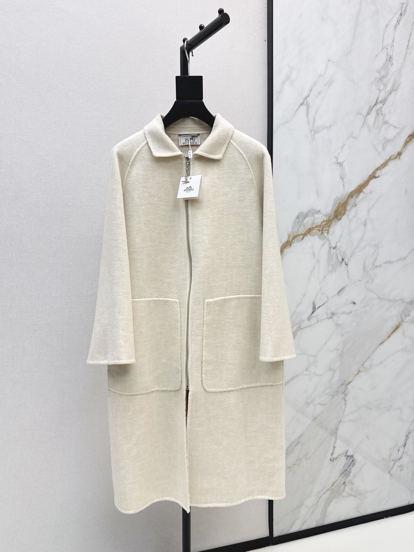 NO:931941,Her 26Ss————The latest double-sided cashmere long double-pocket coat in autumn and winter, a high-end and versatile series. Customized double-sided cashmere material with soft and delicate texture. Pure hand-made craftsmanship. Open-mold zipper pendant design. Classic long H version that does not pick on the upper body. Super high-end, warm and slimming. Three colors sml,,19860909Her 26Ss————秋冬最新款双面羊绒长款双口袋大衣高级百搭系列 定制双面logo羊绒材质手感软糯细腻纯手工制作工艺 开模拉链挂坠设计 经典长款H版型不挑人上身超高级保暖又显瘦 三色sml,,,Women's clothing