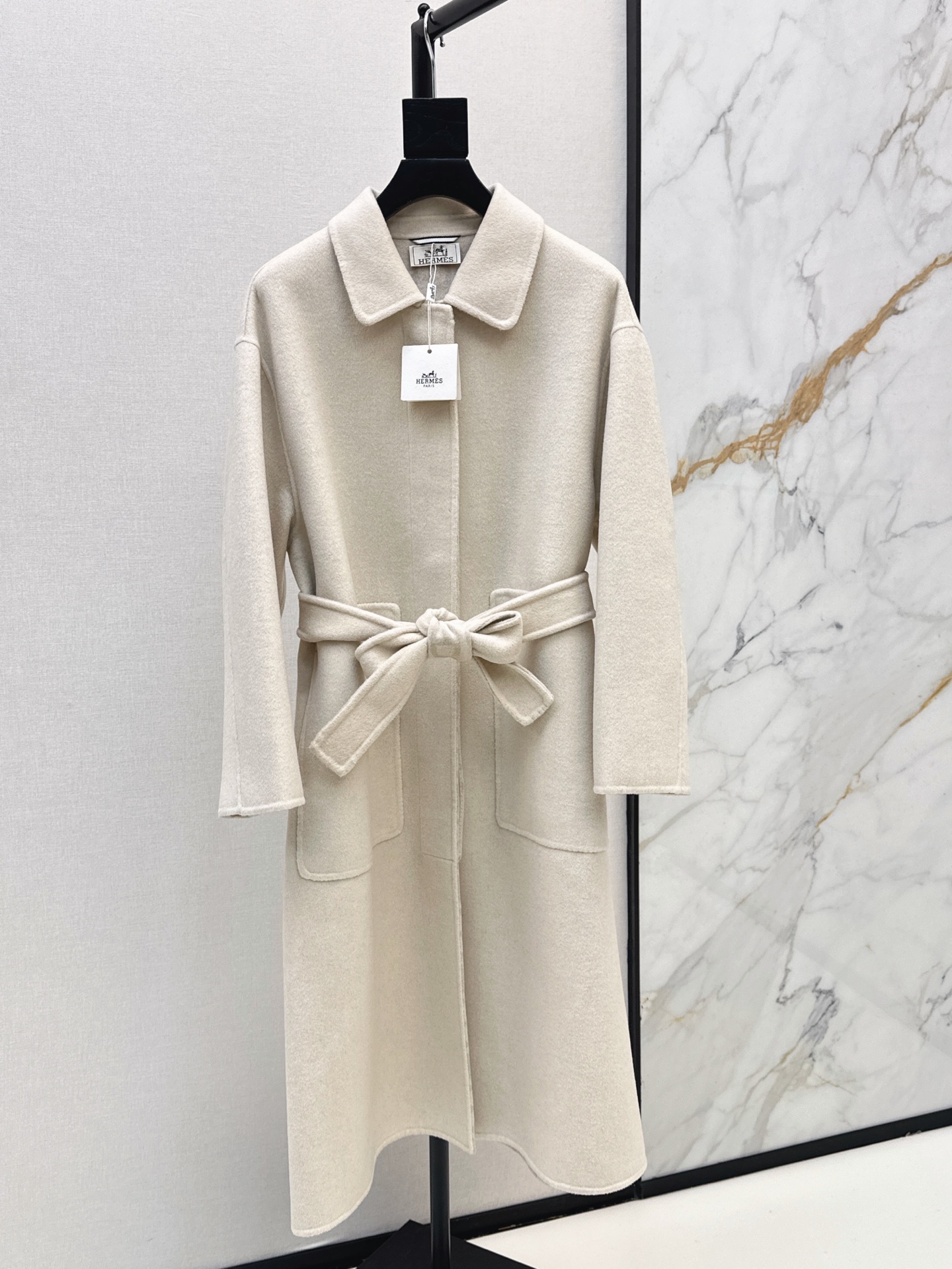 NO:931934,Her 26Ss————The latest double-sided cashmere long coat in autumn and winter, a high-end and versatile series. Customized double-sided logo cashmere material feels soft and delicate, purely hand-made. Open-mold zipper pendant design. Classic long H version that doesn’t pick on the upper body. Super high-end, warm and slim. Three colors ready for sale sml,,19860909Her 26Ss————秋冬最新款双面羊绒长款大衣高级百搭系列 定制双面logo羊绒材质手感软糯细腻纯手工制作工艺 开模拉链挂坠设计 经典长款H版型不挑人上身超高级保暖又显瘦 三色现货发售sml,,,Women's clothing