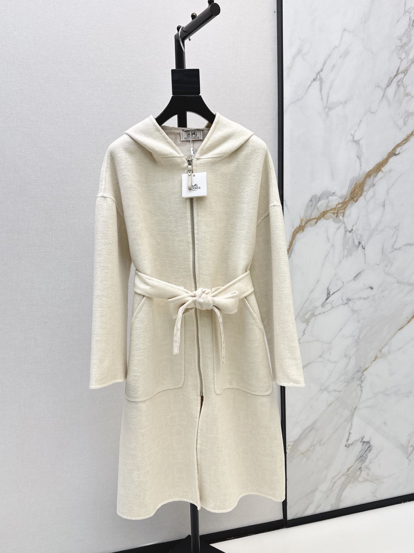 NO:931927,Her 26Ss————The latest double-sided cashmere hooded long coat in autumn and winter, a high-end and versatile series. Customized double-sided cashmere material with soft and delicate feel. Pure hand-made craftsmanship. Open-mold zipper pendant design. Classic long H version. Not picky on the upper body. Super high-end, warm and slim. Three colors ready for sale. sml,,hats,19860909Her 26Ss————秋冬最新款双面羊绒连帽长款大衣高级百搭系列 定制双面logo羊绒材质手感软糯细腻纯手工制作工艺 开模拉链挂坠设计 经典长款H版型不挑人上身超高级保暖又显瘦 三色现货发售sml,,hats,,Women's clothing