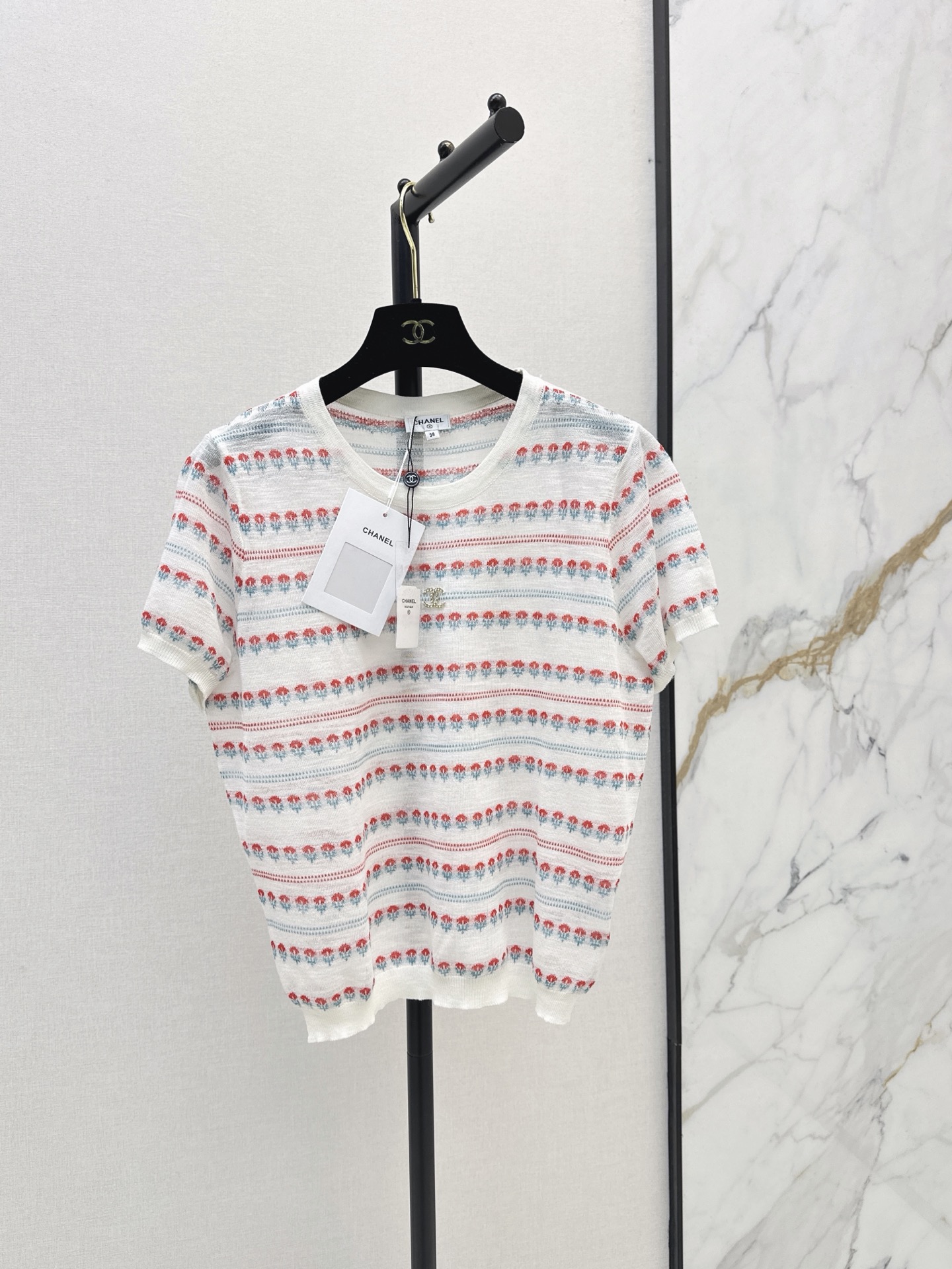 NO:931920,C Home 26Ss————The latest age-reducing short-sleeved sweater in early autumn, customized with imported knitted yarn, high-quality texture, delicate and comfortable, double C hardware decoration embedded in the whole body, highlighting the high-end sense of wear, elasticity and elasticity make the wear slimmer, the version is tolerant to the body, showing relaxed tonality, highlighting the light luxury and fashionable temperament. Two-color sml,, chanel, T-shirt,19860909C家 26Ss————早秋最新款减龄短袖针织衫定制进口针织纱线 质感上乘 细腻舒适 通体撞色植入双C五金装饰 凸显穿搭高级感 弹性松紧更显精致 穿搭显瘦 版型包容身材 尽显松弛调性 凸显轻奢时髦气质 两色sml,,chanel,T-shirt,,Women's clothing