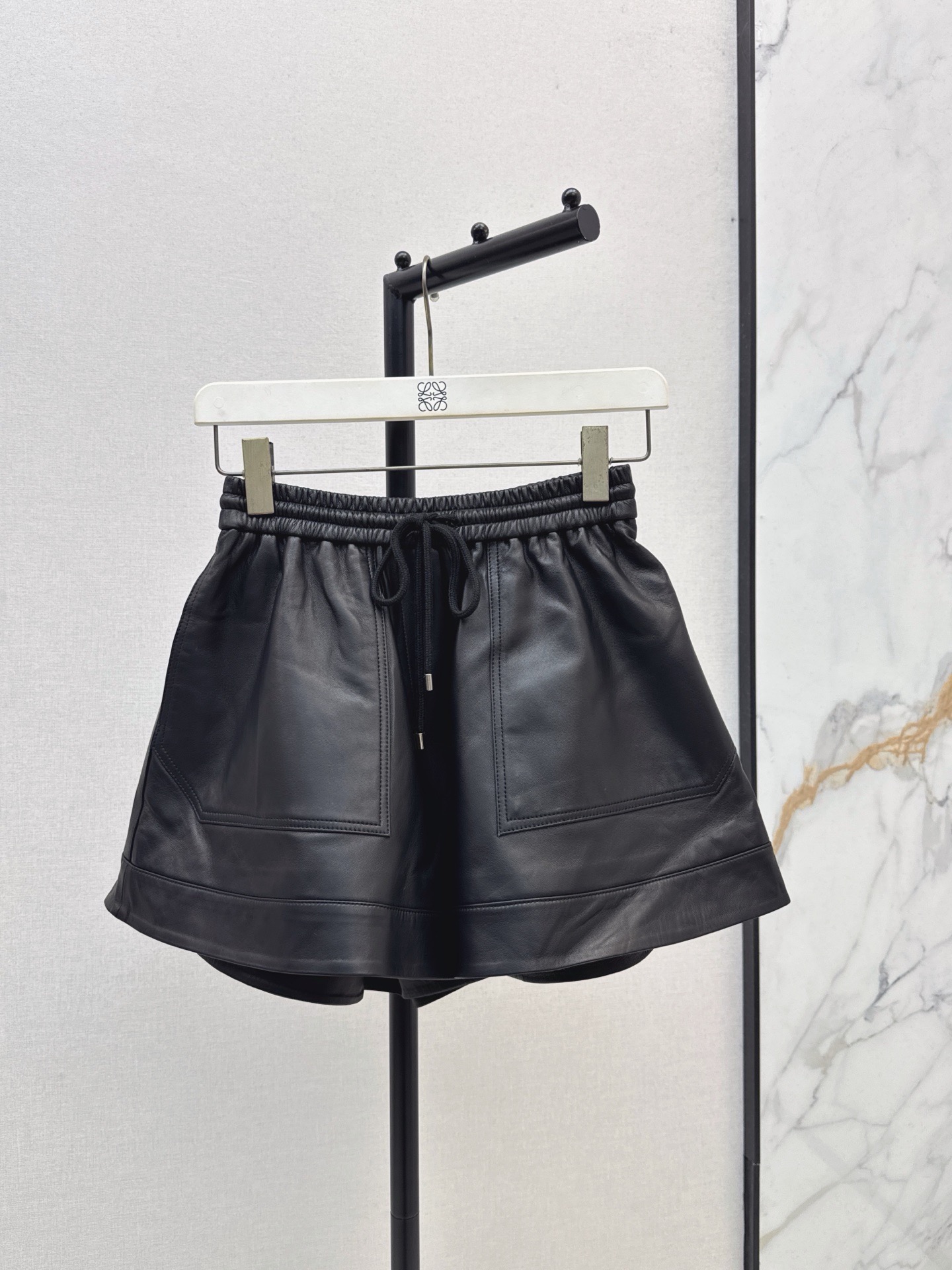 NO:931909,Loe 26Ss————The latest fashionable lambskin elastic waist shorts for early autumn. Customized imported 100% lambskin fabric. High-grade texture. Three-dimensional and stylish. Shows fashionable style. Wear the waist of shorts. The elastic waist is matched with the umbrella culottes version. It has a full sense of style. Modify the waist to make you slim and loose. One-color sml shorts,,loewe,skirts,shorts,sheepskin,19860909Loe 26Ss————早秋最新款时髦小羊皮松紧腰短裤 定制进口百分百小羊皮面料 质感高级 立体有型 尽显时髦格调穿搭短裤腰部 松紧腰搭配伞状裙裤版型 造型感十足 修饰腰身显瘦松弛 一色sml 短裤,,loewe,skirts,shorts,sheepskin,,Women's clothing