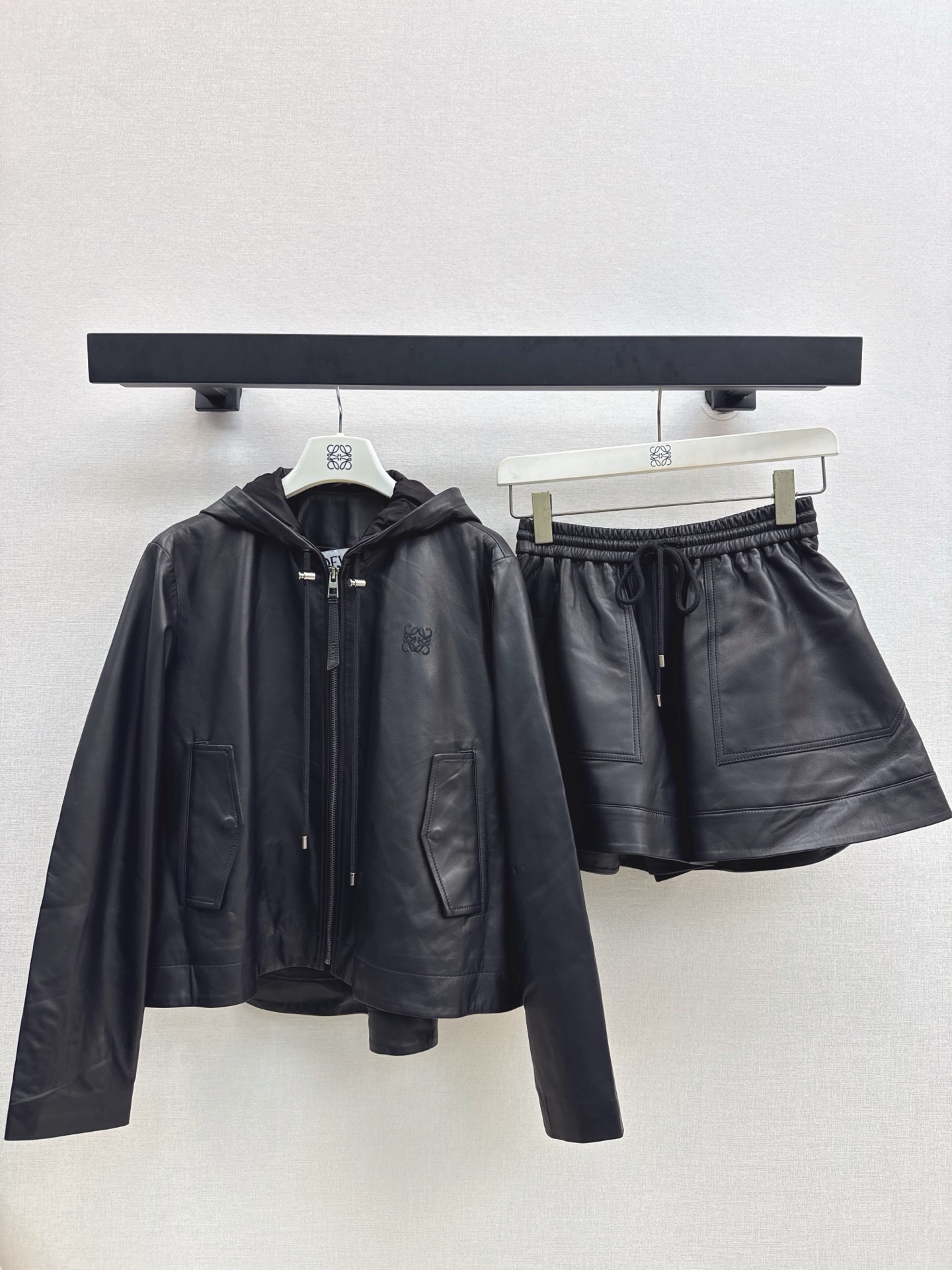 NO:931902,Loe 25Ss - the latest fashionable lambskin bag hooded jacket in autumn and winter, custom-made imported 100% lambskin fabric, high-end texture, three-dimensional and stylish, cape-style umbrella-shaped A-line cut, full of fashionable style, full sense of style, modified waist, slimming and loose, recommended to match two-color sml jacket,,loewe,jackets & coats,sheepskin,hats,19860909Loe 25Ss———秋冬最新款时髦小羊皮包连帽外套定制进口百分百小羊皮面料 质感高级 立体有型 外套斗篷式伞状A字裁剪 尽显时髦格调穿搭 造型感十足 修饰腰身显瘦松弛 推荐一套搭配 两色sml 外套,,loewe,jackets & coats,sheepskin,hats,,Women's clothing