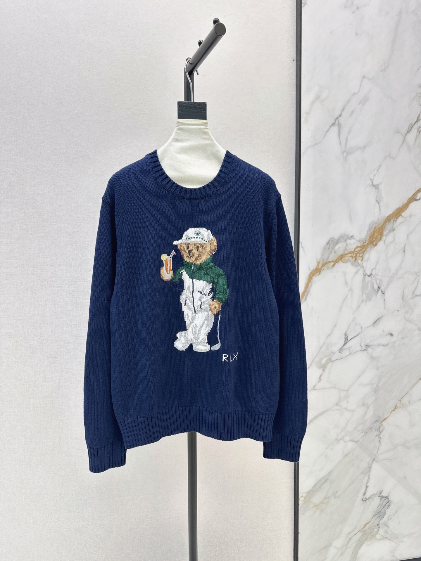 NO:931887,RL 26Ss————Early Autumn’s latest style with strong American style and handsome bear sweater with hand hook pattern. Classic H loose version. Quality control is a must. Imported pure cotton yarn has unparalleled texture. Intarsia bear three-dimensional embroidery technology. Pure handmade cross-stitch LP letters. A must-have for younger girls with a trendy temperament. Childlike and advanced retro casual style. The version is versatile and not picky. One color sml,,loro piana,sweaters,19860909RL 26Ss————早秋最新款浓郁美式风帅气小熊毛衣手工勾花图案 经典H宽松版型 品质控必入 进口纯棉纱线质感无敌赞 嵌花小熊立体刺绣工艺 纯手工十字绣法LP字母 减龄少女气质时髦精必入 童趣高级复古随性风 版型百搭不挑人 一色sml,,loro piana,sweaters,,Women's clothing