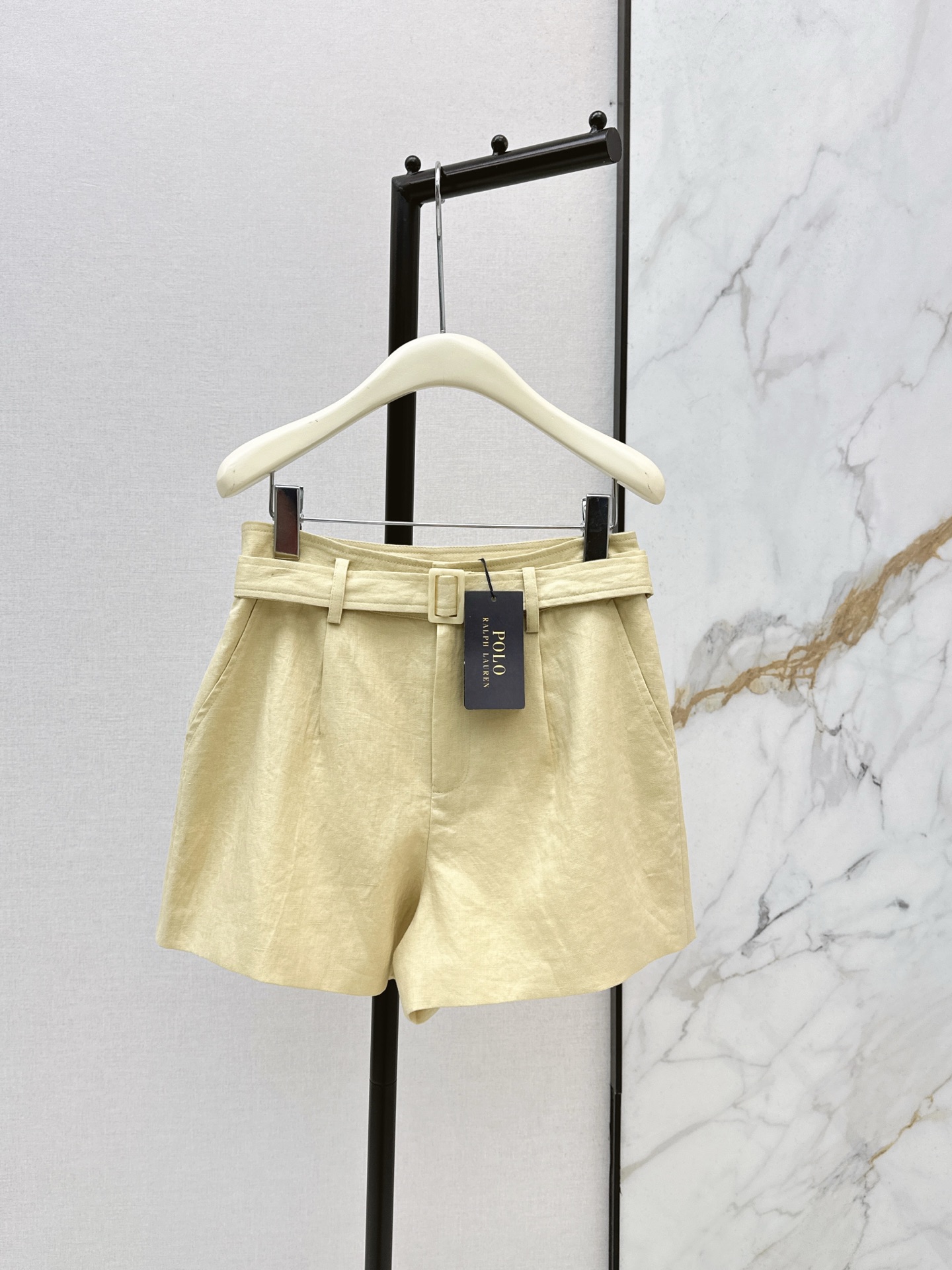 NO:931871,Old money style high-end commuting, very practical. RL 26Ss————The latest linen series of loose shirts + belted shorts for spring and summer. Made of high-weight linen fabric. The texture is super good. Very high-end. Proper old money style. Suitable for daily gatherings or commuting. Lazy and casual with a sense of vacation. Strong sense of style. Developed in one color. Available in stock sml, shorts, shirts,19860909老钱风高阶通勤 实穿性超高 RL 26Ss————春夏最新亚麻一系列宽松衬衫+腰带短裤 采用了高克重的亚麻面料 质感超好 非常高级 妥妥的老钱风 日常聚会或者通勤都可以 慵懒休闲又有度假感 很强的造型感 一色分开发 现货发售sml,,shorts,shirts,,Women's clothing