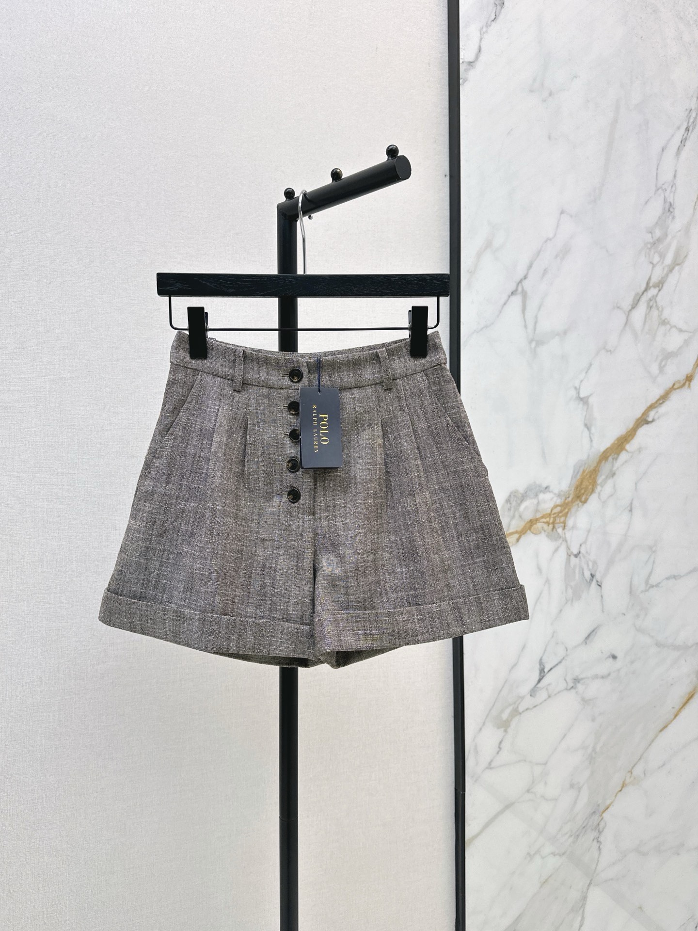 NO:931853,American retro RL 26Ss——the latest linen breasted high-waisted shorts for spring and summer. The high-grade gray is so versatile. It is super easy to wear. It is an indispensable item in summer. It is an artifact that shows the length of legs. No matter how you match it, you can’t go wrong. It is practical to wear. One color sml,,shorts,19860909美式复古 RL 26Ss———春夏最新款亚麻排扣高腰短裤 高级灰色希太百搭了 超级好穿 是夏季不可缺少的单品 显腿长的神器 不管怎么搭配都不会出错 很实穿 一色sml,,shorts,,Women's clothing