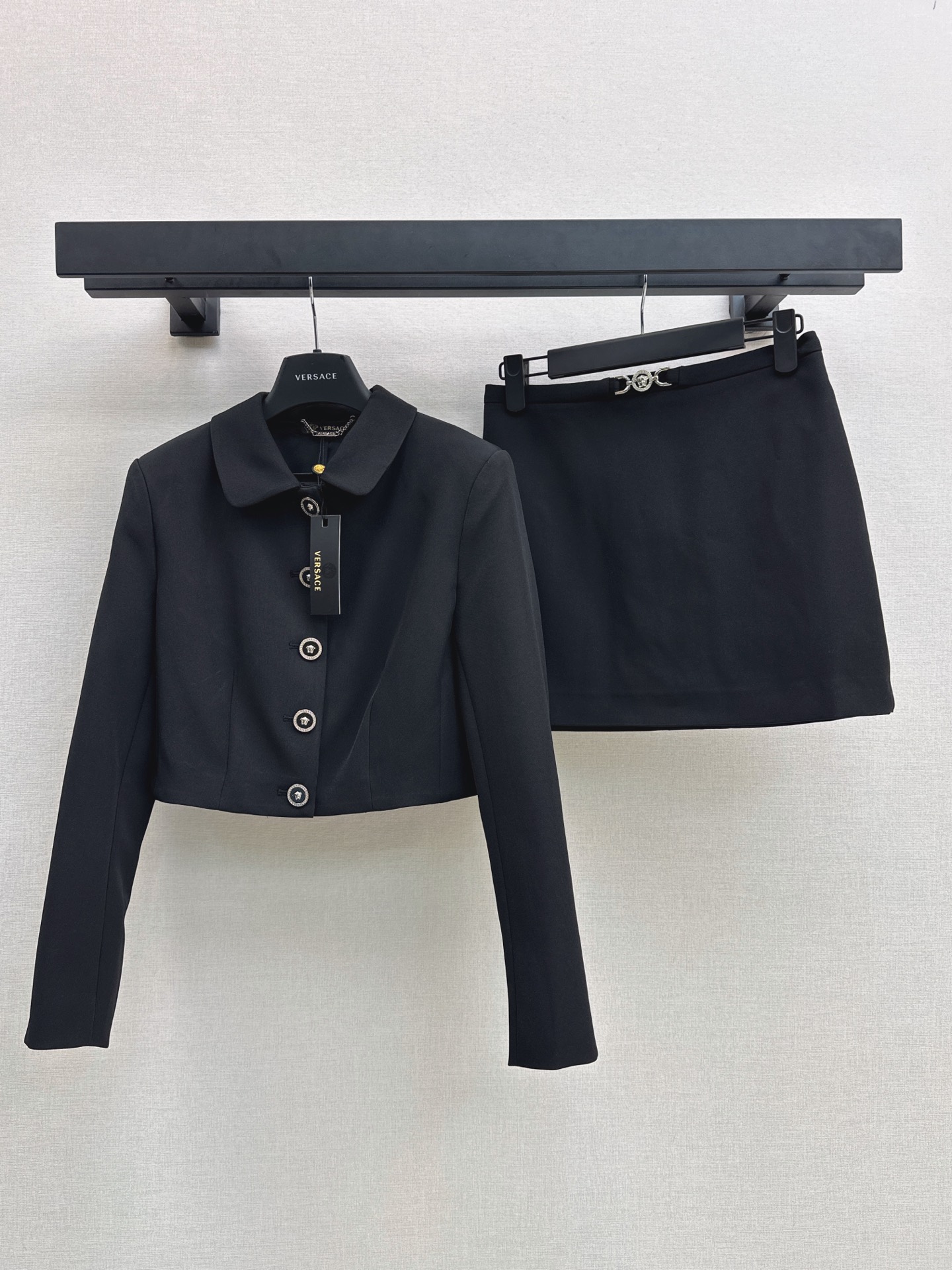 NO:931894,Ver 26Ss————The latest ladylike style suit in early autumn. Short lapel top + A-line skirt. The overall simple and neat upper body has its own aura. Customized Medusa buttons are luxurious and recognizable. The fabric is straight and crisp and not easy to wrinkle. It can be worn for commuting and dating for afternoon tea. You can look effortlessly rich at any stop. One color sml set,,skirts,19860909Ver 26Ss————早秋最新款名媛气质风套装 小短款翻领上衣+A字半裙 整体简约利落上身自带气场 定制美杜莎纽扣奢华有辨识度 面料垂顺挺括不易皱 通勤约会下午茶都能穿 随便一站就是毫不费力的富家千金风 一色sml 一套,,skirts,,Women's clothing