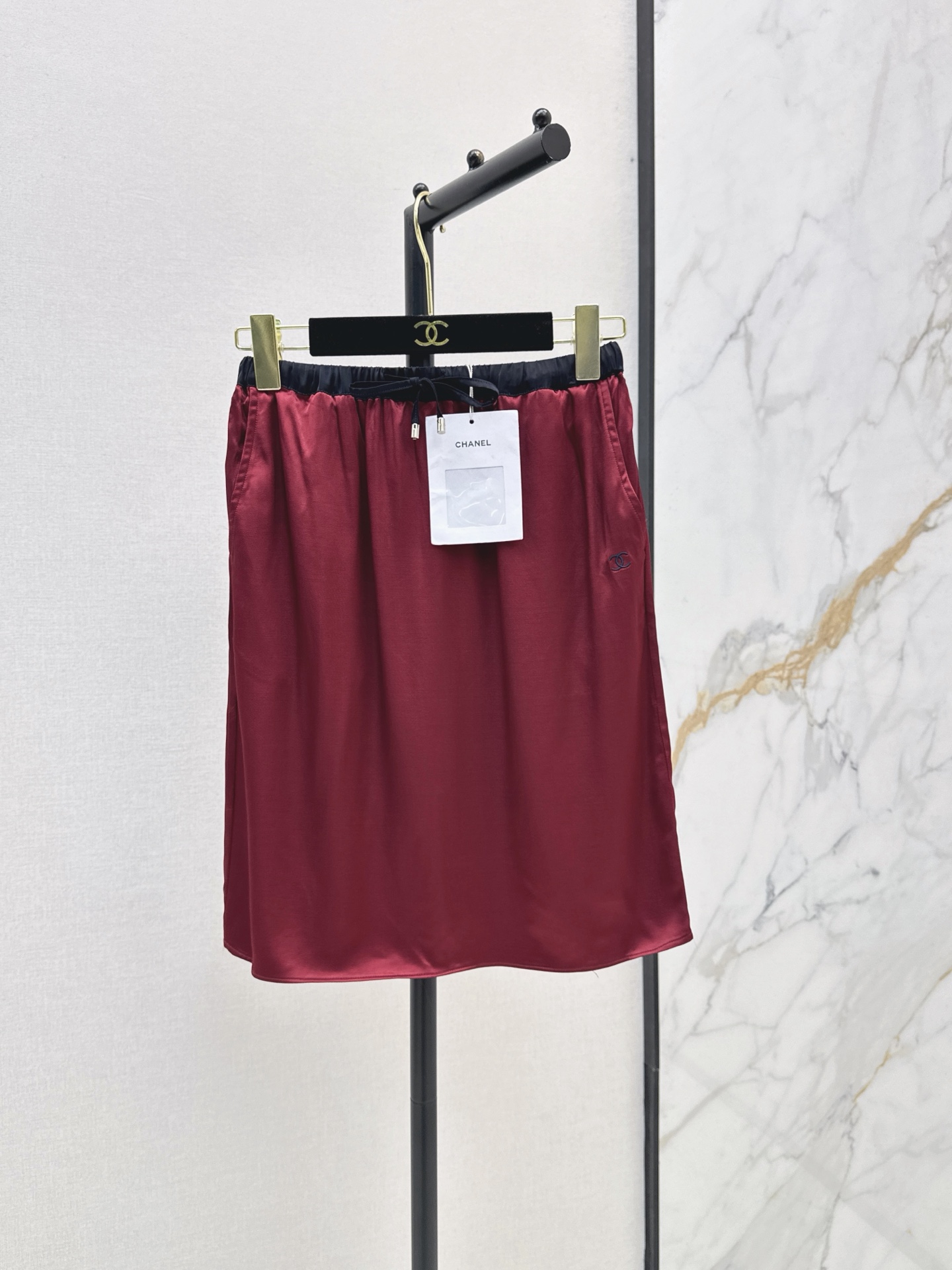 NO:931886,C Home 26Ss - the latest contrasting color high-waisted skirt for early autumn. Contrasting color elastic waist edging design. Double C logo embroidery to highlight the texture in a low-key manner. 100% rayon fabric. Strong drape with soft luster. Breathable and comfortable. Elastic waist drawstring design to wear without restricting the waist. Loose fit to hide the flesh and make you slim when walking. Recommended to wear a set to create a sense of hierarchy. One color sml,,chanel,skirts,19860909C家 26Ss———早秋最新款撞色高腰半裙 撞色松紧腰镶边设计 双C标识刺绣低调彰显质感 百分百人丝面料 垂坠感强自带柔光光泽透气舒适 松紧腰头抽绳设计穿着不勒腰 宽松版型藏肉显瘦走路带风 推荐一套搭配穿出层次感 一色sml,,chanel,skirts,,Women's clothing