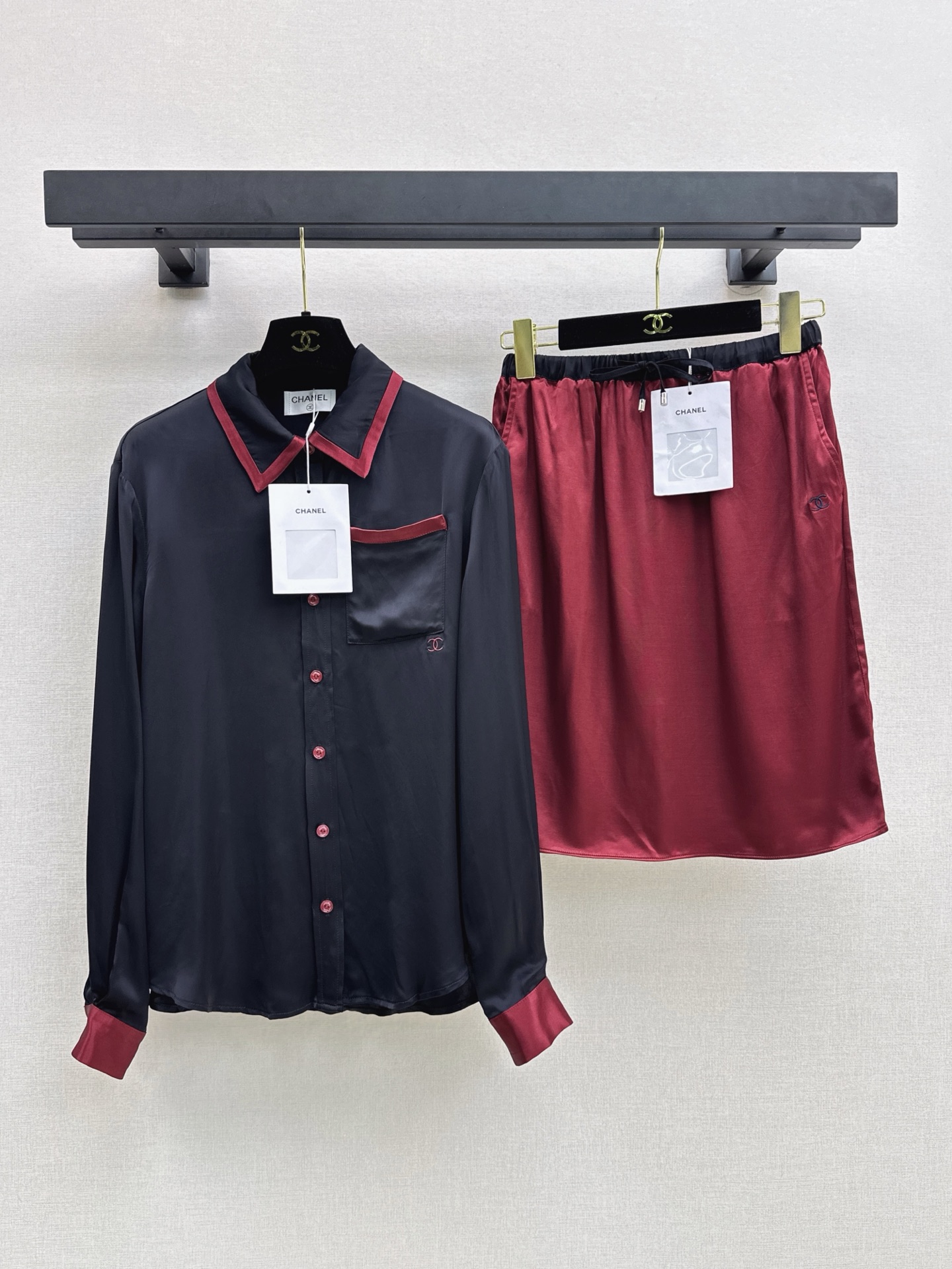 NO:931877,C Home 26Ss————Early autumn’s latest contrasting lapel long-sleeved rayon shirt. Loose straight fit that doesn’t pick on your figure. Lazy and casual. Collar + pocket edges are piping with contrasting colors, retro and high-end. Double C logo embroidered below the pocket to highlight the texture in a low-key manner. 100% rayon fabric with strong drape, soft luster, breathable and comfortable. One color sml,,chanel,shirts,19860909C家 26Ss————早秋最新款撞色翻领长袖人丝衬衫 宽松直身版型不挑身材 慵懒随性 领口+口袋边缘用撞色滚边撞色复古又高级 口袋下方绣有双C标识低调彰显质感 百分百人丝面料垂坠感强自带柔光光泽透气舒适 一色sml,,chanel,shirts,,Women's clothing