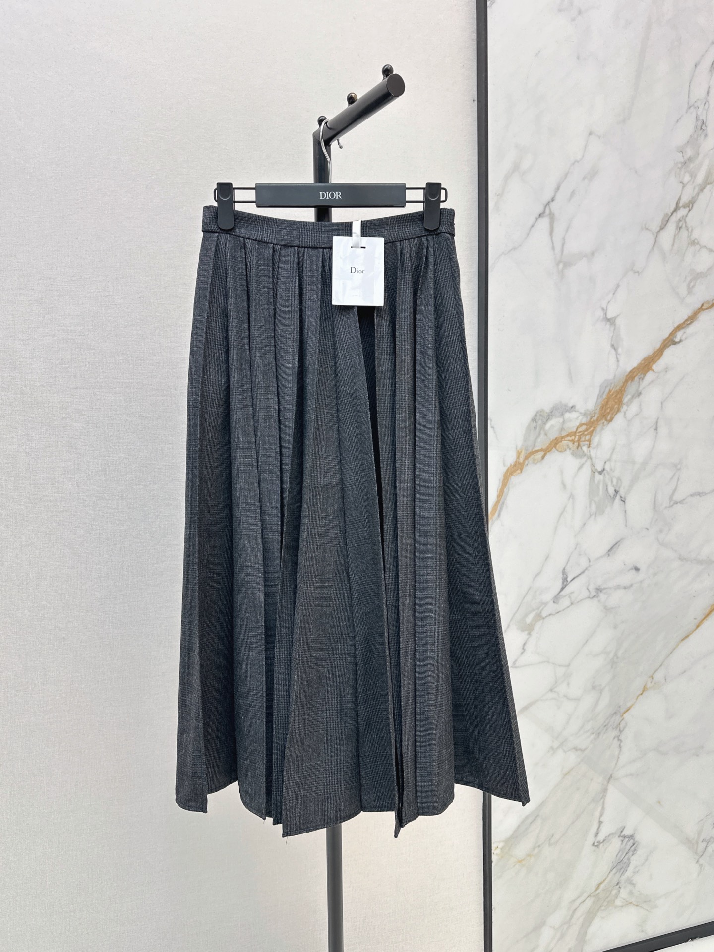 NO:931868,CD 26Ss————The latest gray plaid pleated skirt in early autumn is an elegant lady-like item. The Prince of Wales plaid gray fabric developed by yb is heavy, high-end and textured. It is matched with elegant pleats to enhance the style. It can be matched with a matching jacket to create an exquisite classic style look. One color sml,,skirts,jackets & coats,19860909CD 26Ss————早秋最新款灰色格纹百褶半裙优雅lady气质单品 yb开发的威尔士亲王格纹灰色面料 重磅高级有质感 搭配优雅褶裥提升格调 可与配套的外套搭配 打造精致的经典风格造型 一色sml,,skirts,jackets & coats,,Women's clothing