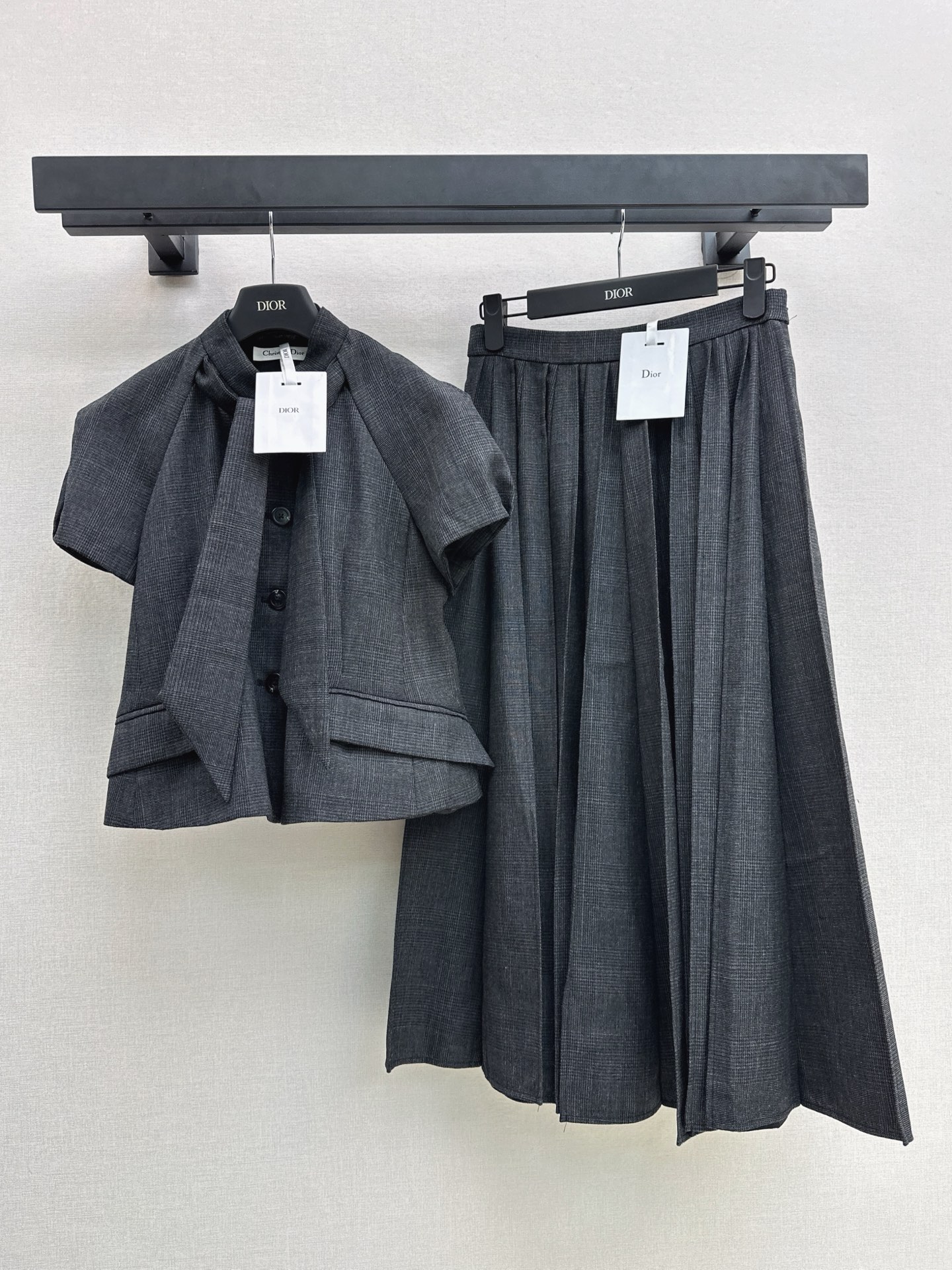 NO:931859,CD 26Ss——The latest gray plaid ribbon top in early autumn has an elegant ladylike temperament. The plaid fabric developed by yb is heavy and high-end with texture. Classic tailoring + bow tie. Retro and elegant. Suitable for commuting or formal occasions. Dark gray is low-key and versatile. Easily get a sense of luxury in the workplace. Recommended to match one color sml,,ties,19860909CD 26Ss———早秋最新款灰色格纹飘带上衣优雅lady气质 yb开发的格纹面料 重磅高级有质感 经典剪裁+蝴蝶结领带 复古优雅 通勤或正式场合都很适合 深灰色低调百搭 轻松get职场高级感 推荐一套搭配 一色sml,,ties,,Women's clothing
