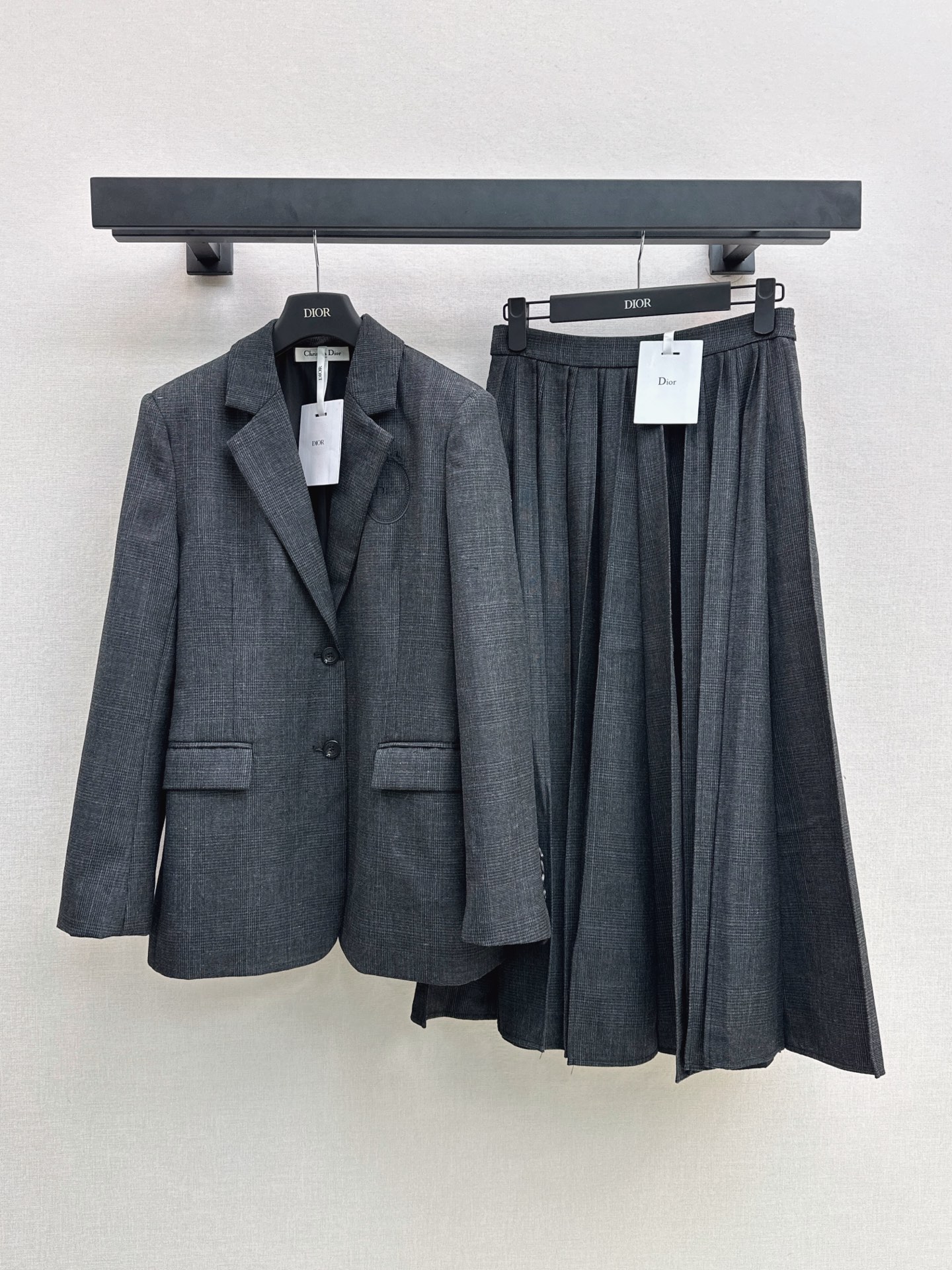 NO:931850,CD 26Ss - the latest retro gray plaid blazer for early autumn, classic notch lapel + double button design, simple and elegant, suitable for workplace commuting or formal occasions. The gray plaid fabric developed by yb is heavy and high-end with texture. Super texture for autumn and winter. The gray is low-key and versatile. It can be easily matched with shirts, dresses or jeans. It can be intellectually elegant or casual. It is neatly tailored to modify the figure. It is a must-have item for urban women's wardrobe. One color sml, skirts, jeans, jackets  & coats,shirts,business suit,19860909CD 26Ss———早秋最新款复古灰色格纹西装外套经典平驳领+双粒扣设计 简约大气 职场通勤或正式场合都很适合 yb开发的灰色格纹面料 重磅高级有质感 秋冬穿超有质感 灰色低调百搭 轻松搭配衬衫 连衣裙或牛仔裤 知性优雅or休闲风都能驾驭 剪裁利落修饰身形 是都市女性衣橱必备单品 一色sml,,skirts,jeans,jackets & coats,shirts,business suit,,Women's clothing
