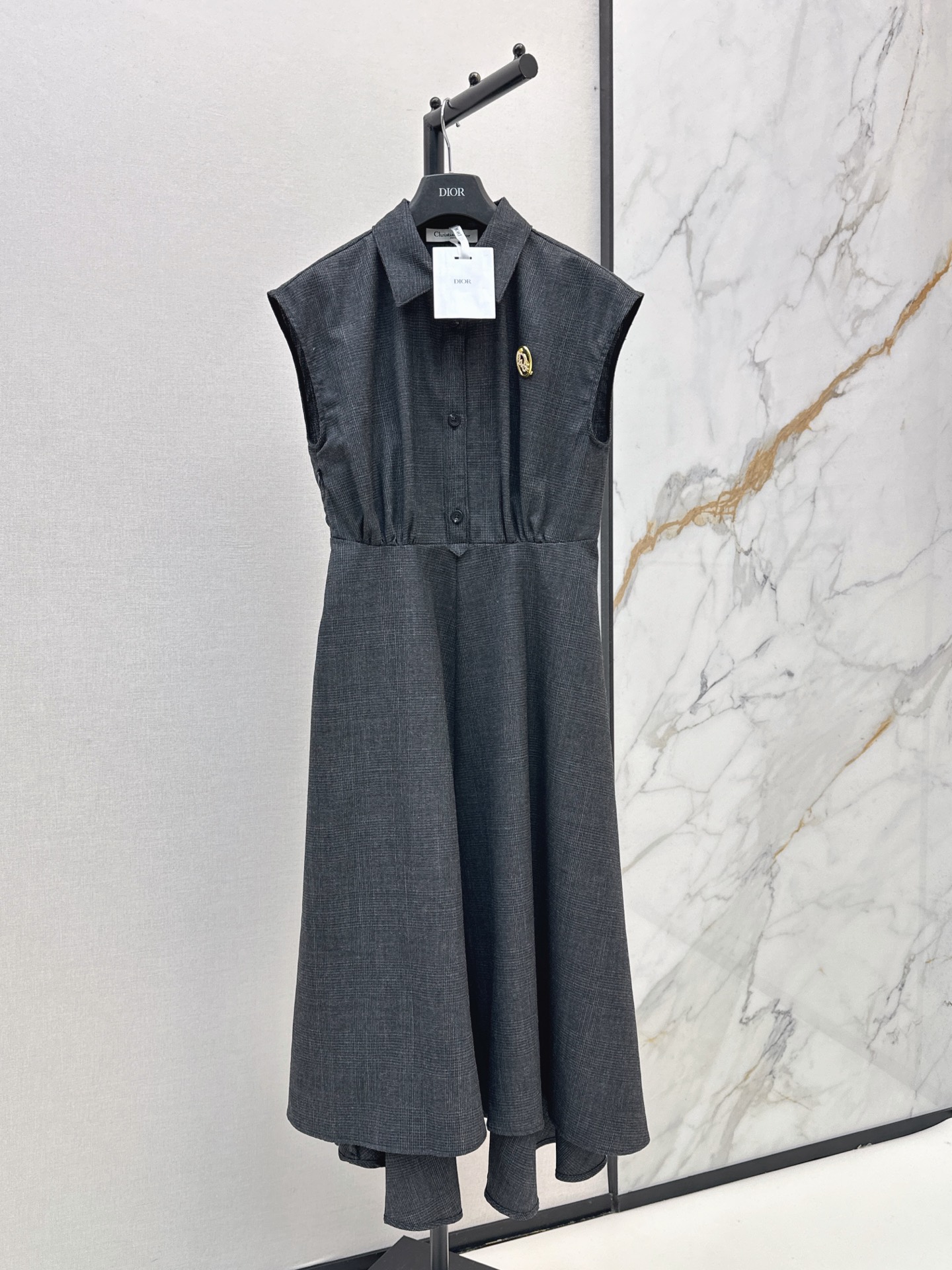 NO:931913,CD 26Ss - the latest gray plaid long dress in early autumn, elegant and ladylike to wear. The gray plaid fabric developed by yb is heavy and textured. It is matched with a slightly longer hem design on the back and button closure on the front to enhance the style. It can create a high-end style and give natural elegance to various occasions. One color sml,,skirts,19860909CD 26Ss———早秋最新款灰色格纹长款连衣裙优雅lady气质穿搭 yb开发的灰色格纹面料 重磅有质感 搭配背面略长下摆设计和正面纽扣开合提升格调 可打造高订风格造型 为各种场合赋予自然优雅风范 一色sml,,skirts,,Women's clothing
