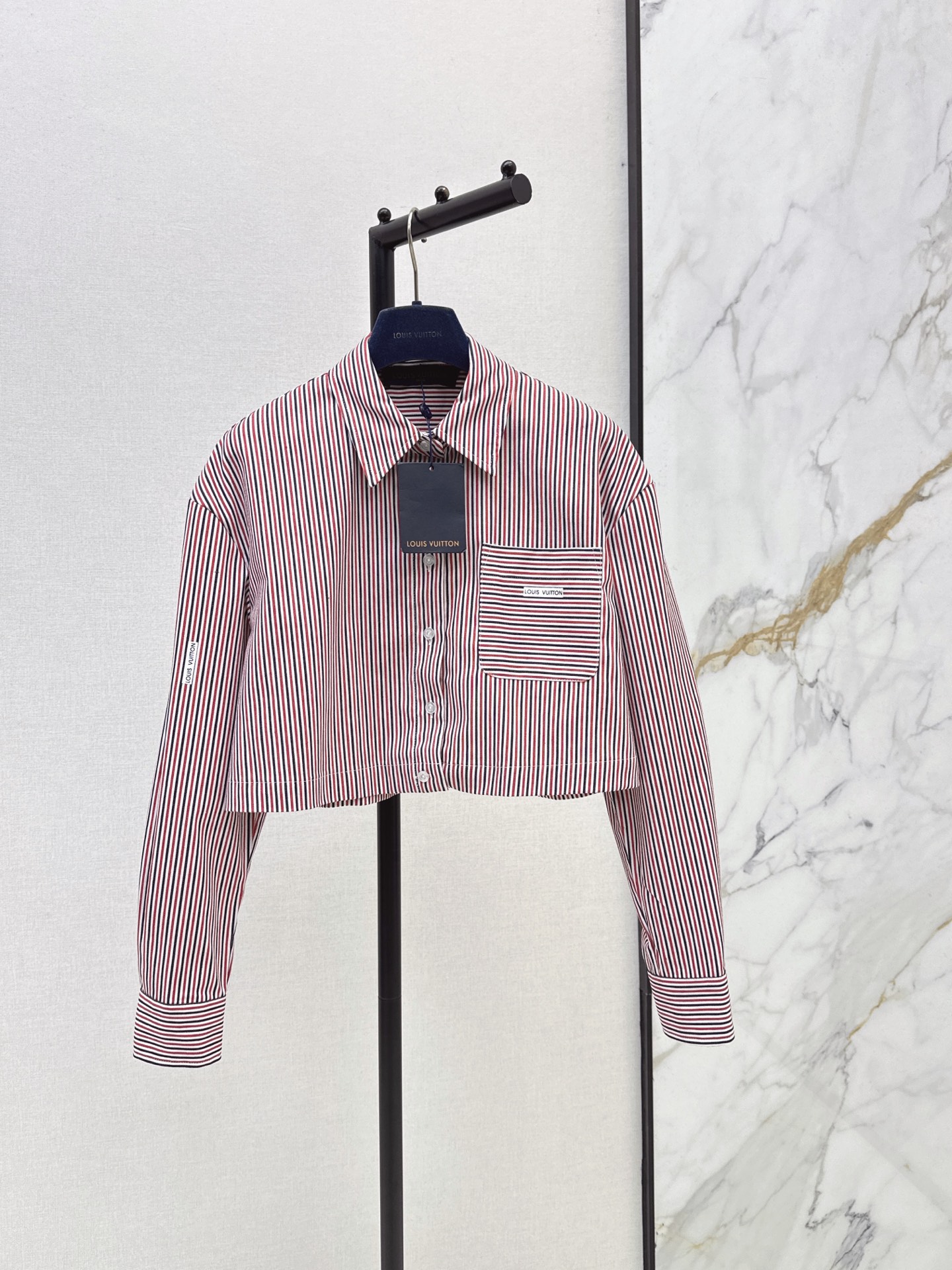NO:933002,L Family 26Ss————The latest short striped shirt in early autumn, low-key luxury three-dimensional tailoring, streamlined line design, noble and elegant, and full of gentle and intellectual temperament. Imported special materials will be amazing when you receive it. The texture of the customized fabric is amazing. One color smlxl,, louis vuitton, shirts,19860909L家 26Ss————早秋最新小短款条纹衬衫低调奢华立体剪裁 精简线条感设计 高贵典雅又尽显温柔知性的气质 进口特殊材质 收到手会很惊艳 定制面料质感超赞 一色smlxl,,louis vuitton,shirts,,Women's clothing