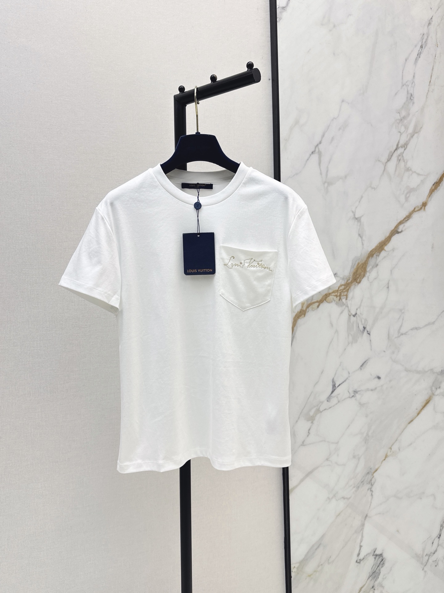 NO:932995,L Family 26Ss————The latest spring and summer minimalist style T-shirt with M letter embroidery is very dense and feels super good. It is really a hard-working one. The details are perfect and the regular version is not picky at all. It is simple and generous. It instantly enhances your temperament. Two-color sml, Louis Vuitton, tees, t-shirt,19860909L家 26Ss————春夏最新款m字母刺绣极简风T恤密度很高 手感超好 真的费劲心血的一款 细节完美常规版型 上身完全不挑人简单大方 瞬间提升气质 两色sml,,louis vuitton,tees，t-shirt,,Women's clothing