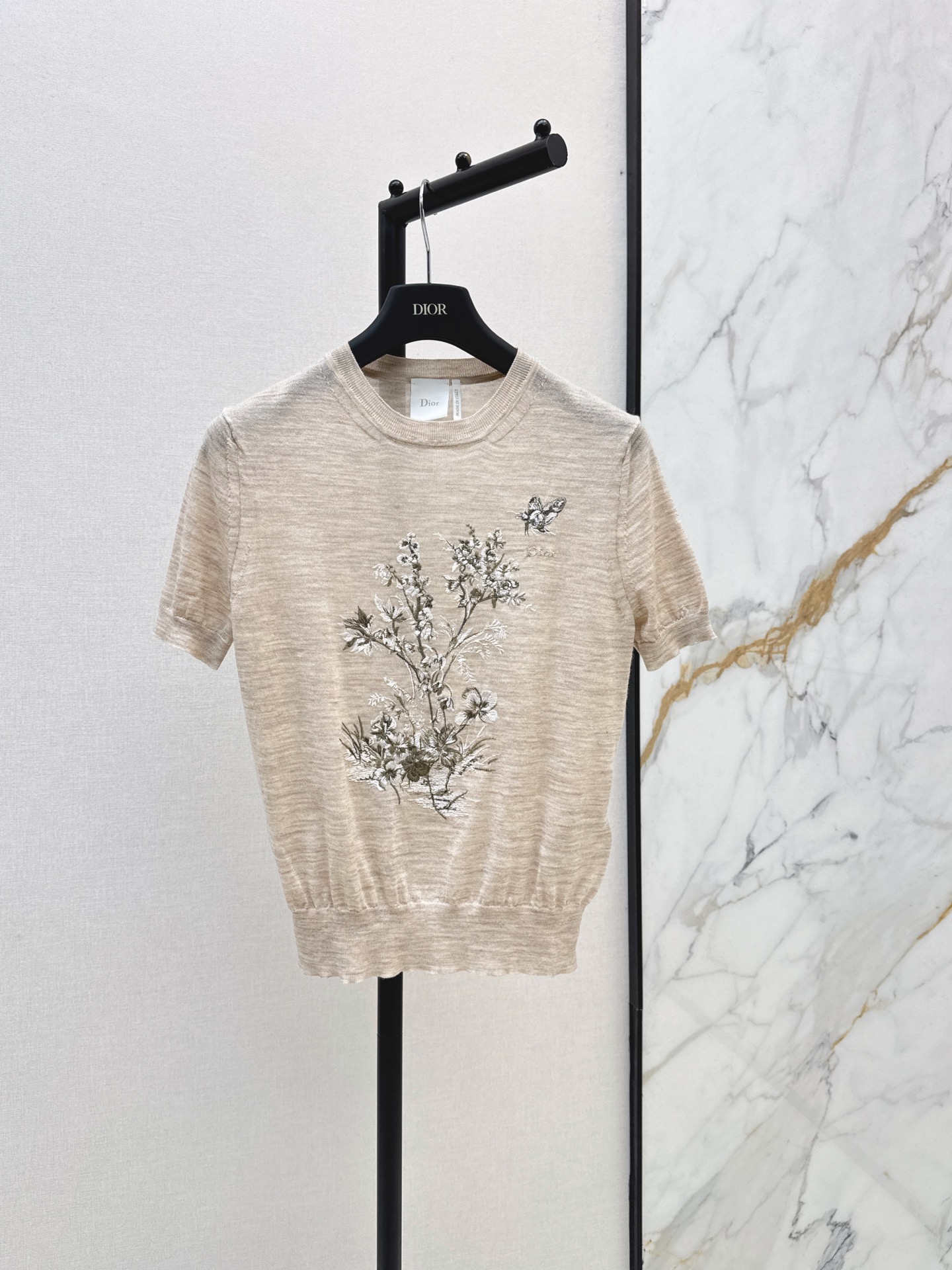 NO:932982,CD 26Ss————Early autumn latest Garden World series embroidered knitted short-sleeved sweater 80 count imported silk wool, perfect positioning three-dimensional flower embroidery details, girly and gentle and elegant, classic version is not picky, can be easily controlled for commuting and leisure, 18-needle craft imported yarn has delicate texture, Bai Fumei must-have high-end items, one color sml,,sweaters,T-shirt,19860909CD 26Ss————早秋最新款花园世界系列刺绣针织短袖毛衣80支进口蚕丝羊毛 定位立体花刺绣细节满分 少女感爆棚温柔优雅 经典版型不挑人通勤休闲都能轻松驾驭 18针工艺进口纱线质感细腻 白富美必入高级单品 一色sml,,sweaters,T-shirt,,Women's clothing