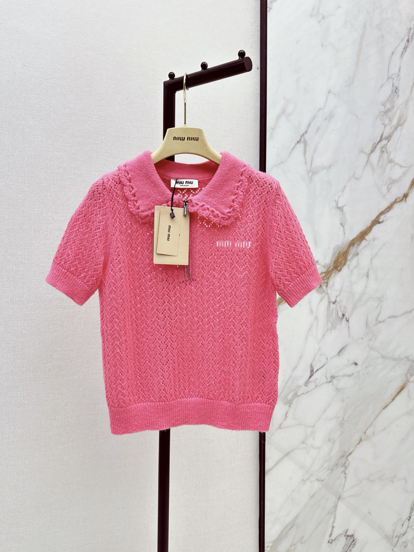 NO:932975,Miu 26Ss - the latest early autumn pink hollow lapel polo knitted short-sleeved cable-cut hollow woven fabric. Breathable and thin. Polo lapel + half zipper design. Gentle and a little casual. Peach pink to whiten and reduce age. One color sml,,miumiu,T-shirt,19860909Miu 26Ss————早秋最新款粉色镂空翻领polo针织短袖绞花镂空编织面料 透气轻薄 Polo翻领+半拉链设计 温柔又带一点休闲感 蜜桃粉色显白减龄 一色sml,,miumiu,T-shirt,,Women's clothing
