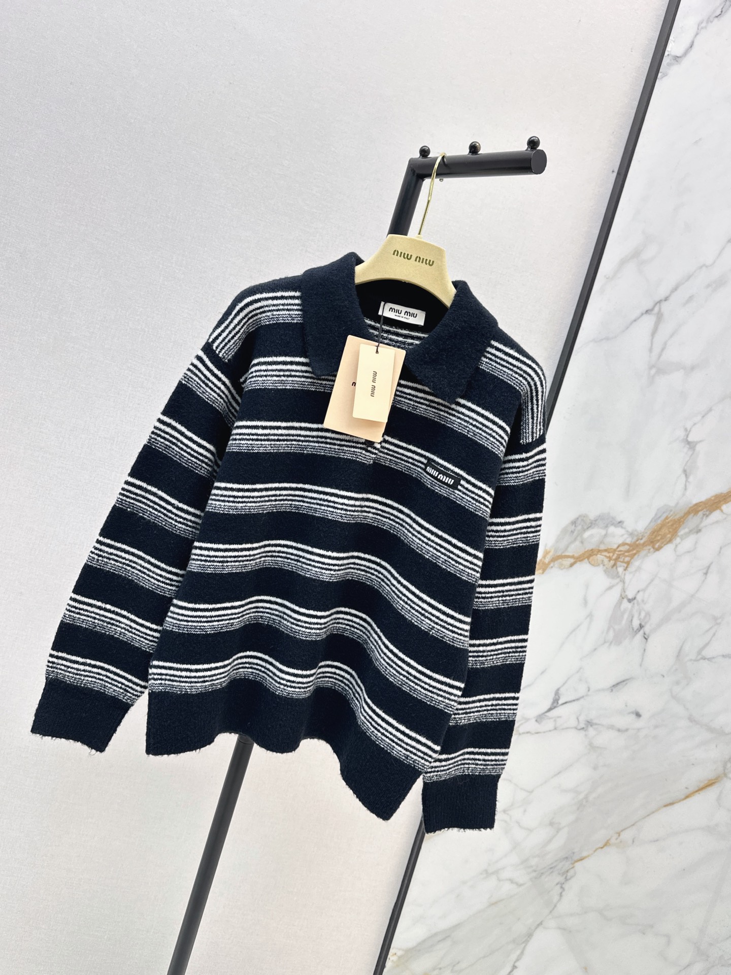 NO:932966,Miu 26Ss - the latest early autumn striped knitted Polo sweater with contrasting stripes and a retro college style. The knitted fabric is soft and skin-friendly. It is super comfortable to wear in autumn and winter. The lapel + stripe design makes the face small and flatters the figure. The loose version is not picky about the figure. It is OK to wear alone or layered ~ can be easily managed for commuting and casual gatherings. Paired with jeans or skirts, it directly adds to the atmosphere. Two-color sml,,miumiu,skirts,jeans,19860909Miu 26Ss————早秋最新款条纹针织Polo针织衫撞色条纹复古学院风满满 针织面料亲肤柔软 秋冬穿超舒服 翻领+条纹设计 显脸小又修饰身形 宽松版型不挑身材 单穿or叠搭都很OK～通勤休闲聚会都能轻松驾驭 搭配牛仔裤或半裙 氛围感直接拉满 两色sml,,miumiu,skirts,jeans,,Women's clothing
