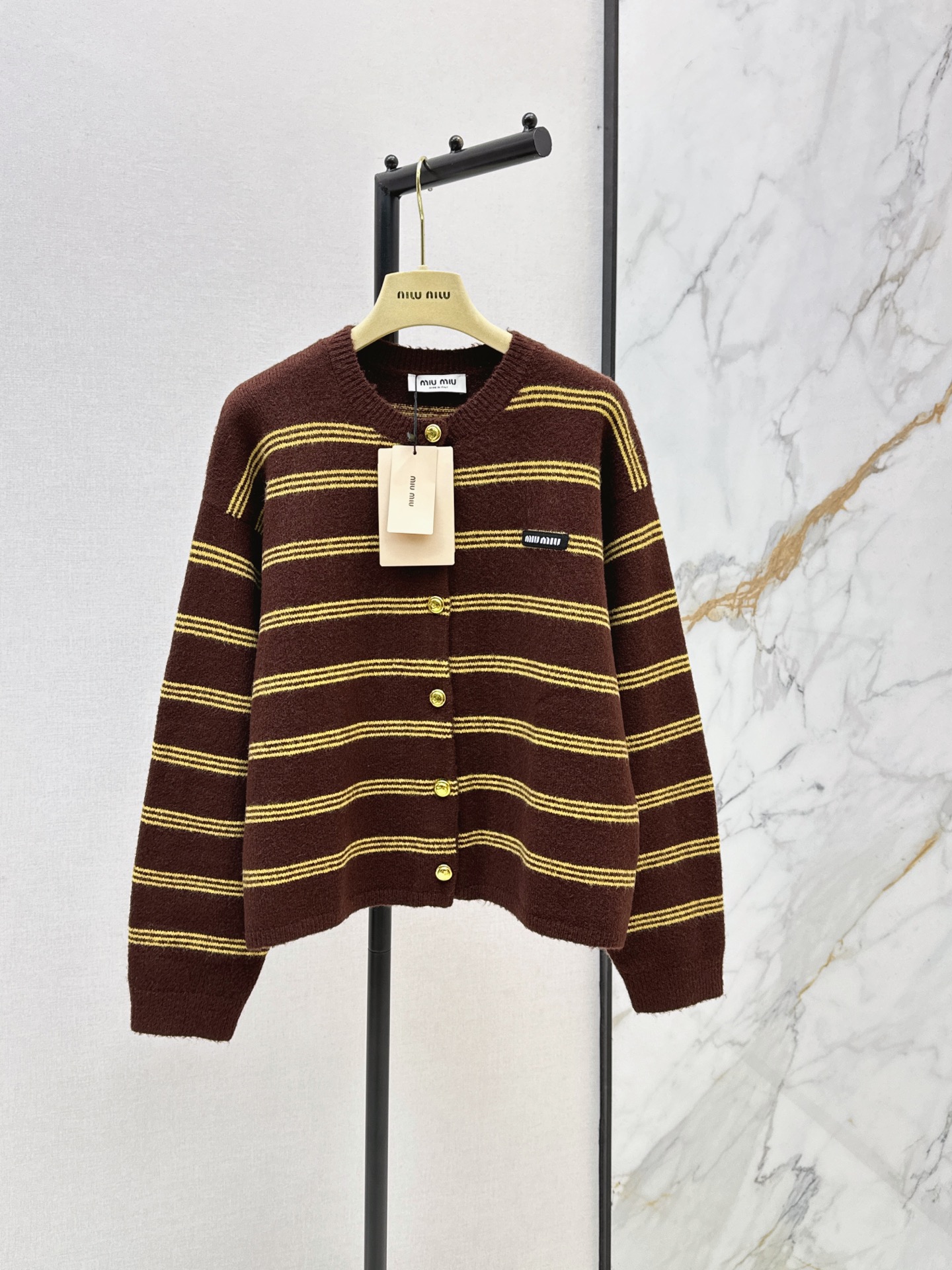 NO:933028,Miu 26Ss————The latest striped knitted cardigan for early autumn with contrasting stripes and a retro college style. The knitted fabric is soft and skin-friendly. It is super comfortable to wear in autumn and winter. The round neck stripe design makes the face smaller and flatters the figure. The loose version is not picky about the figure. It is OK to wear alone or layered ~ can be easily managed for commuting and casual gatherings. Paired with jeans or skirts, it directly adds to the atmosphere. One color sml,,miumiu,skirts,jeans,19860909Miu 26Ss————早秋最新款条纹针织开衫撞色条纹复古学院风满满 针织面料亲肤柔软 秋冬穿超舒服 圆领条纹设计 显脸小又修饰身形 宽松版型不挑身材 单穿or叠搭都很OK～通勤休闲聚会都能轻松驾驭 搭配牛仔裤或半裙 氛围感直接拉满 一色sml,,miumiu,skirts,jeans,,Women's clothing