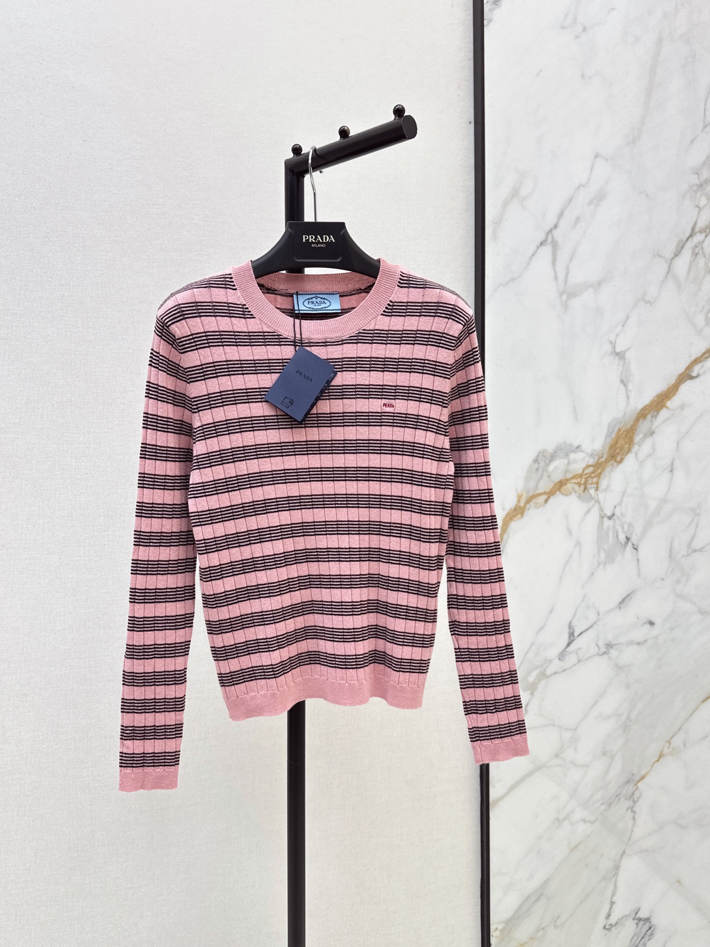 NO:933021,PD 26Ss——Early autumn’s latest retro contrasting striped round neck knitted long-sleeved bottoming shirt is made of custom-made wool yarn material. The texture is high-end, delicate, soft and skin-friendly. Round neck knitted short-sleeved tailoring. The whole body is striped in contrasting colors. The iconic letter embroidery decoration on one side of the chest highlights the high-end look. One color sml,, T-shirt,19860909PD 26Ss————早秋最新款复古撞色条纹圆领针织长袖打底衫定制羊毛纱线材质织造 质感高级 细腻柔软亲肤 圆领针织短袖剪裁 大身通体条纹撞色 单侧胸口标志性字母刺绣装饰 凸显穿搭高级感 一色sml,,T-shirt,,Women's clothing