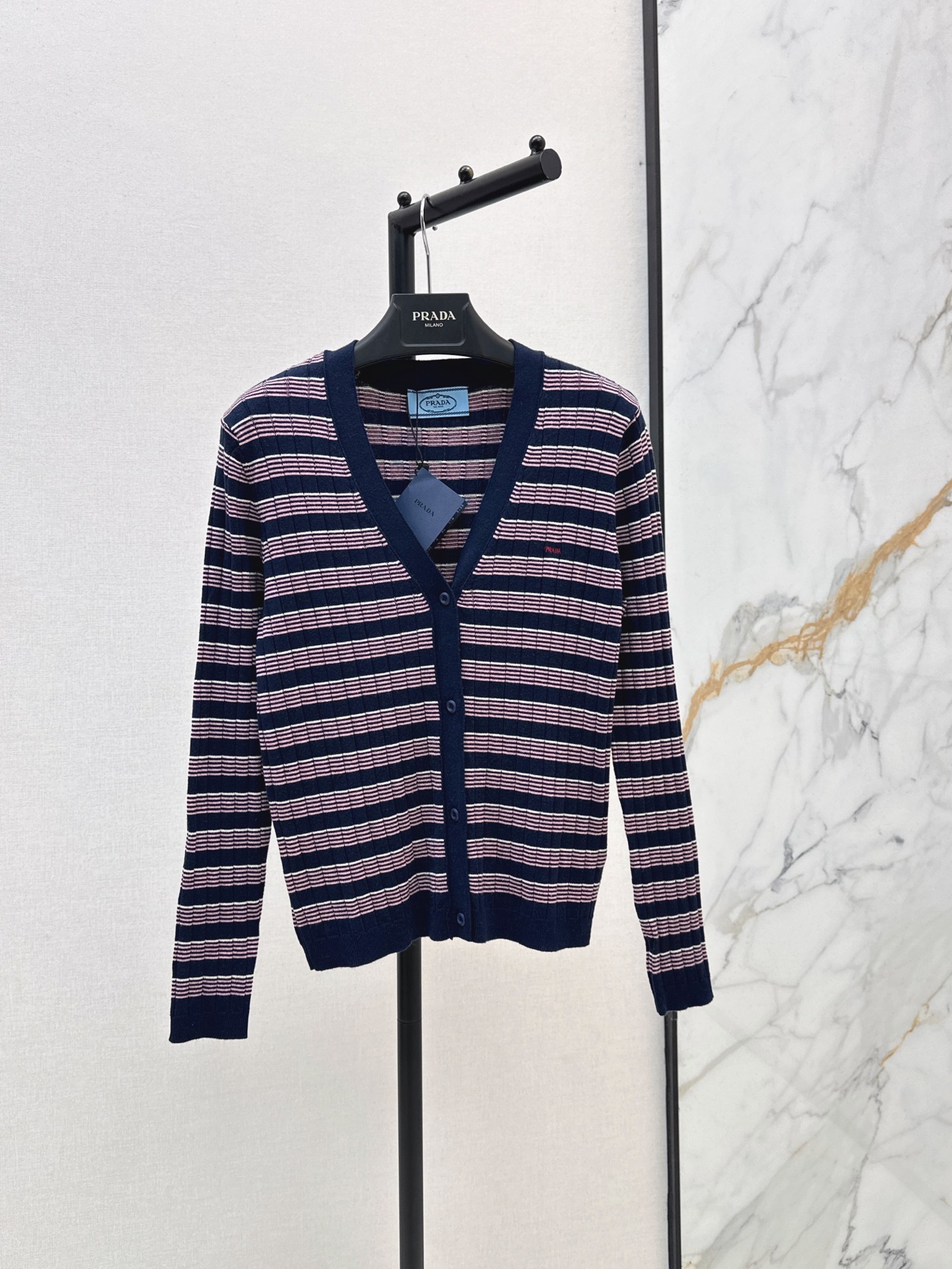 NO:933015,PD 26Ss————The latest early autumn V-neck striped knitted cardigan is soft and comfortable. The retro striped design has a calm tone and full of college style. The slim cut shows off your figure. It can be easily managed for commuting and leisure. It is easy to get the old money style outfit. One color sml,,19860909PD 26Ss————早秋最新款V领条纹针织开衫柔软又舒适 复古条纹设计色调沉稳 学院风满满 修身剪裁超显身形 通勤休闲都能轻松驾驭 轻松get老钱风穿搭 一色sml,,,Women's clothing