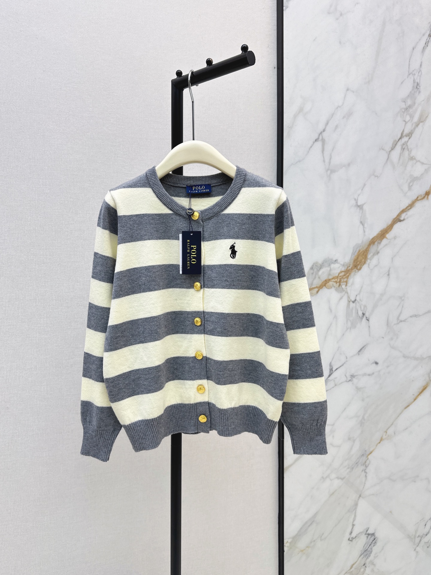 NO:933001,RL 26Ss————The latest striped knitted cardigan for early autumn with contrasting stripes and a retro college style. The knitted fabric is soft and skin-friendly. It is super comfortable to wear in autumn and winter. The round neck stripe design makes the face smaller and flatters the figure. The loose version is not flattering to the figure. It is OK to wear alone or layered ~ can be easily managed for commuting and casual gatherings. Paired with jeans or skirts, it directly adds to the atmosphere. Two-color sml,,skirts,jeans,19860909RL 26Ss————早秋最新款条纹针织开衫撞色条纹复古学院风满满 针织面料亲肤柔软 秋冬穿超舒服 圆领条纹设计 显脸小又修饰身形 宽松版型不挑身材 单穿or叠搭都很OK～通勤休闲聚会都能轻松驾驭 搭配牛仔裤或半裙 氛围感直接拉满 两色sml,,skirts,jeans,,Women's clothing