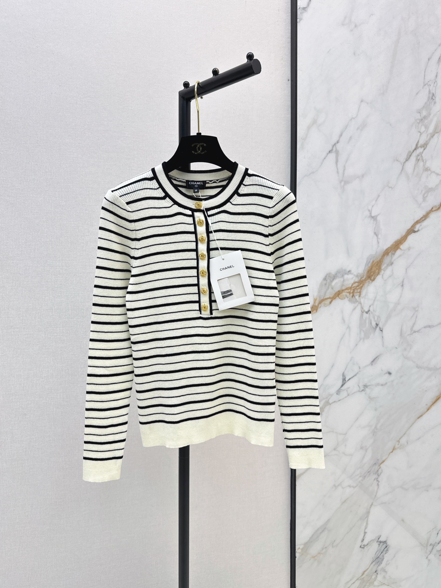 NO:932994,C Home 26Ss————Early autumn’s latest high-end handmade series metal buckle striped long-sleeved sweater. Playful and exquisite. Swiss machine-crafted imported yarn has a delicate and comfortable texture. A must-have for white and beautiful women. The slim fit does not make the upper body look slimmer. One color sml,,chanel,19860909C家 26Ss————早秋最新款高级手工坊系列金属扣条纹长袖针织衫 俏皮又精致 瑞士机工艺进口纱线质感细腻舒适 白富美必备穿搭 修身版型不挑人上身巨显瘦 一色sml,,chanel,,Women's clothing