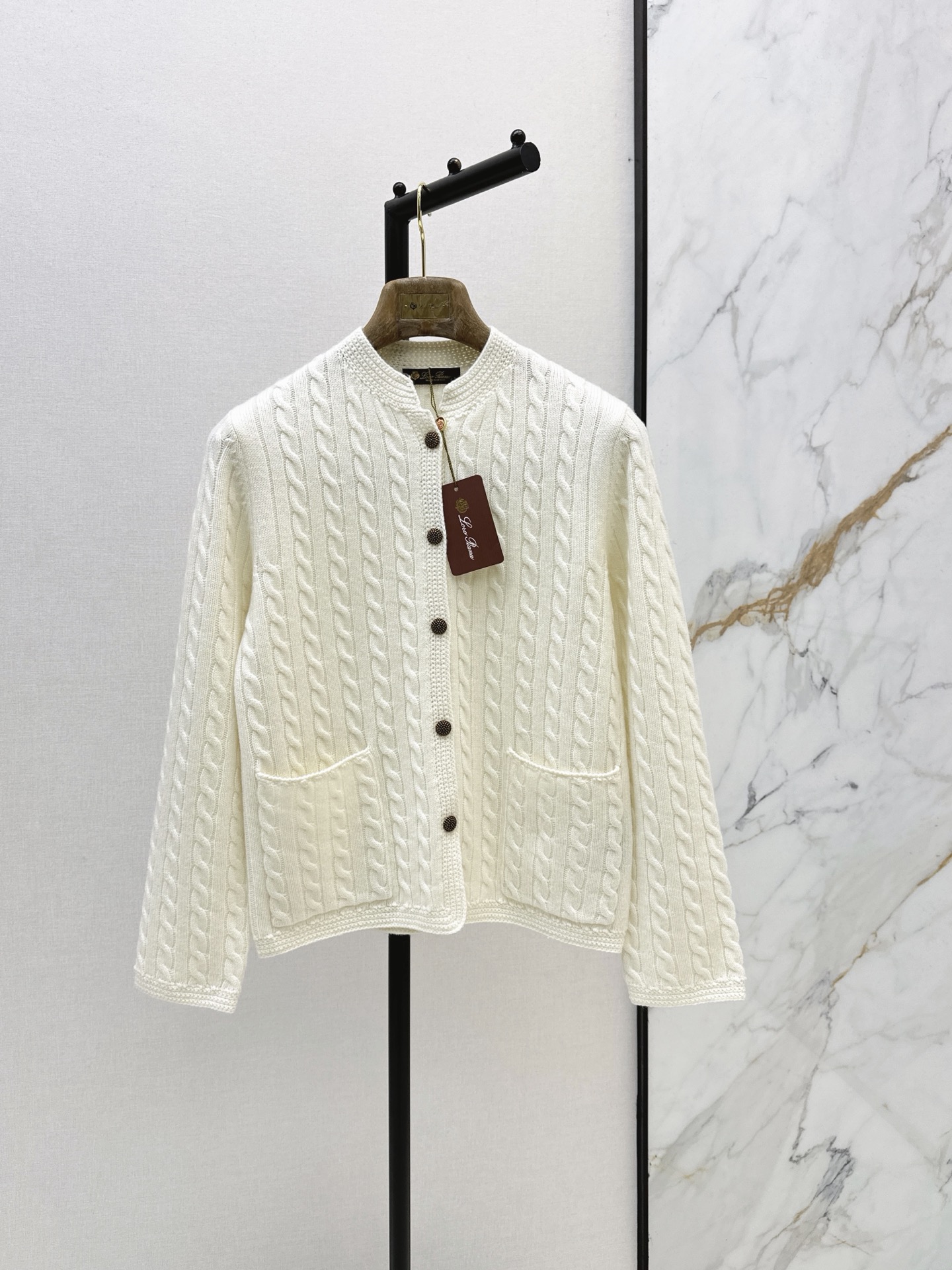 NO:932988,High-intellectual wear LP 26Ss————Early autumn’s latest three-dimensional cable knit design stand-up collar knitted jacket with a Chinese-style stand-up collar and a lazy and comfortable atmosphere. Minimalist old money style overlay. Bronze metal buckle heavy industry is luxurious, mysterious and noble. Imported 100% cashmere yarn. Swiss weaving technology creates a low-key luxury sense. The style is casual and elegant. Classic and not flattering. Super slim. Three-color sml, loro piana, jackets &  coats,19860909高智感穿搭 LP 26Ss————早秋最新款立体绞花编织设计立领针织外套国风立领慵懒自在的氛氛围 叠搭极简老钱风穿搭 古铜金属扣重工奢华神秘又高贵 进口百分百羊绒纱线 瑞士机织工艺打造低调奢华的高级感 版型气质随性优雅 经典不挑人上身超显瘦 三色sml,,loro piana,jackets & coats,,Women's clothing
