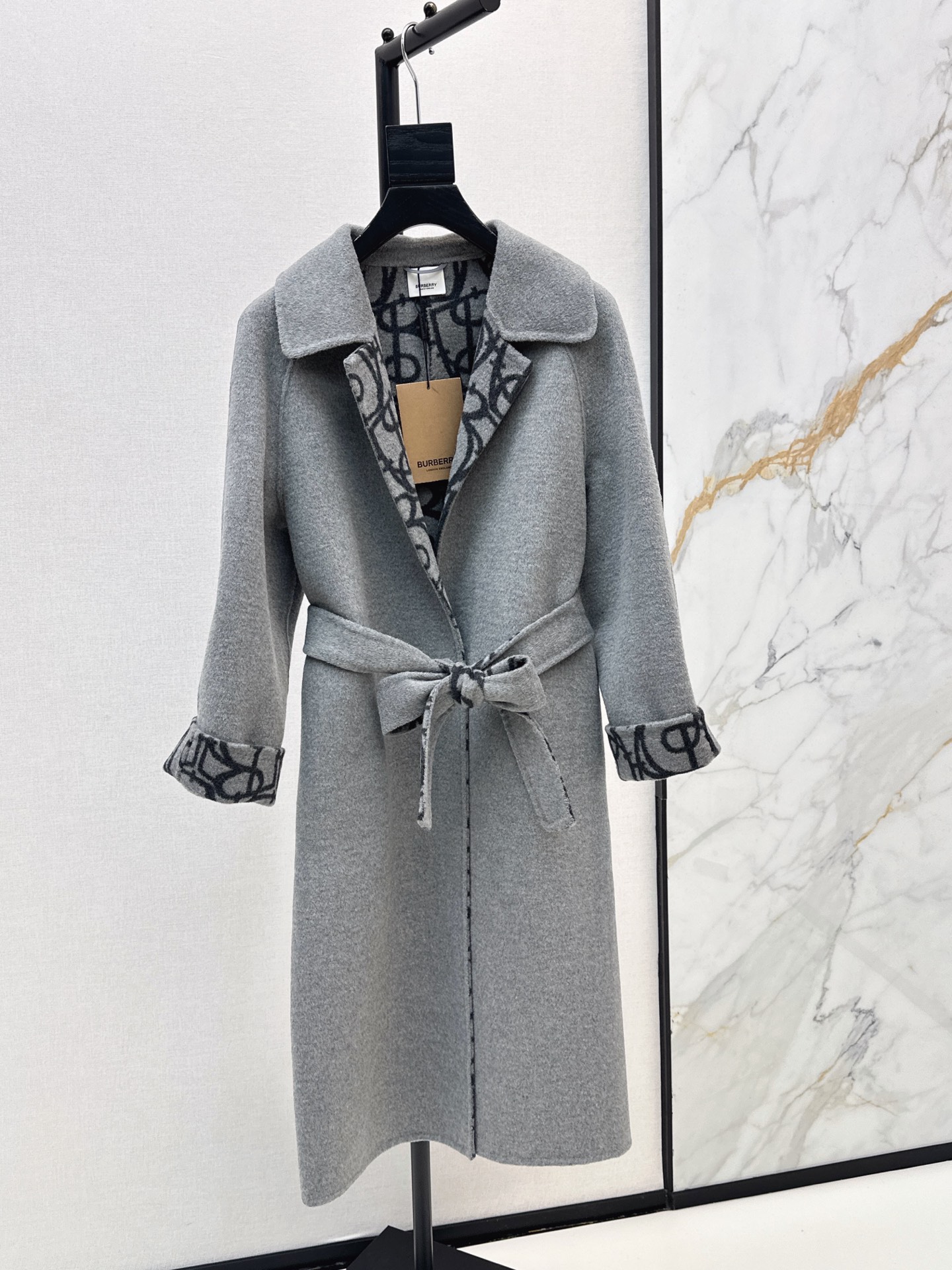 NO:932974,Bur 26Ss————The latest double-sided cashmere long coat in autumn and winter, a high-end and versatile series. Customized double-sided logo cashmere material feels soft and delicate, purely handmade. The classic long H version is not picky on the upper body, super high-end, warm and slimming. Two-color sml,, burberry,19860909Bur 26Ss————秋冬最新款双面羊绒长款大衣高级百搭系列 定制双面logo羊绒材质手感软糯细腻纯手工制作工艺 经典长款H版型不挑人上身超高级保暖又显瘦 两色sml,,burberry,,Women's clothing