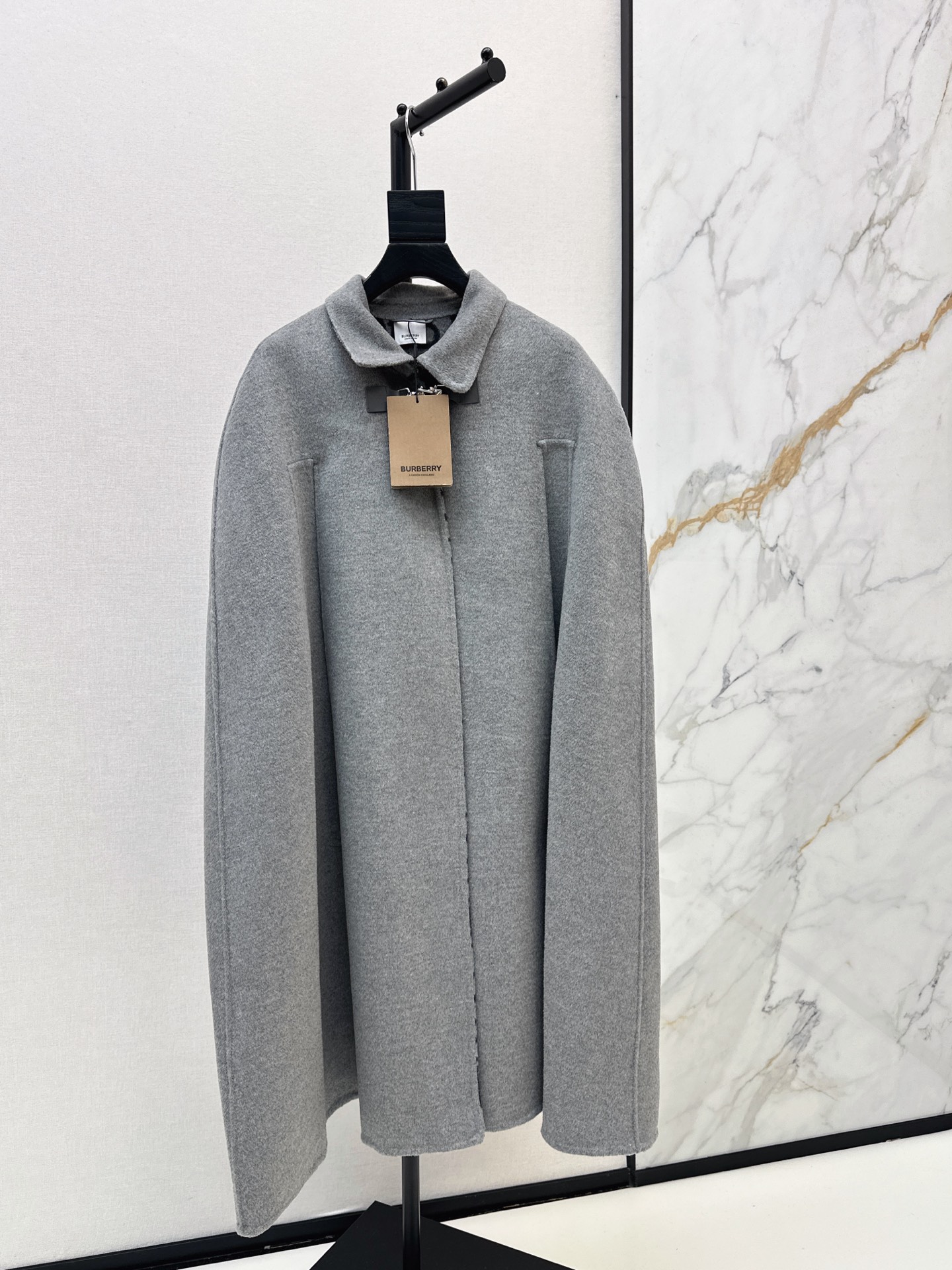 NO:932955,Bur 26Ss————The latest double-sided cloak long coat in autumn and winter, a high-end and versatile series. Customized double-sided logo cashmere material that feels soft and delicate, purely handmade. The classic long H version is not picky on the upper body, super high-end, warm and slimming. One size fits all in two colors,,burberry,19860909Bur 26Ss————秋冬最新款双面斗篷长款大衣高级百搭系列 定制双面logo羊绒材质手感软糯细腻纯手工制作工艺 经典长款H版型不挑人上身超高级保暖又显瘦 两色均码,,burberry,,Women's clothing