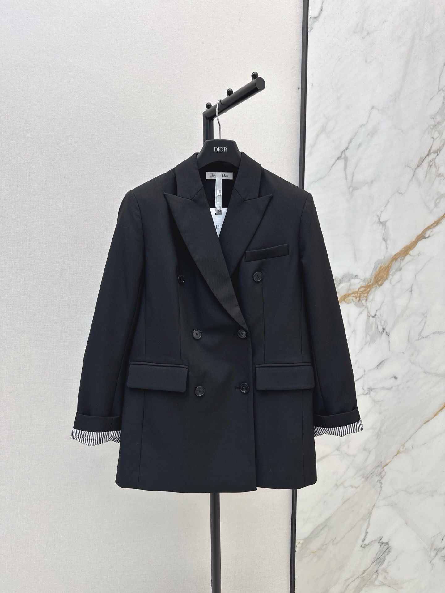 NO:932939,Advanced minimalist style CD 25Ss————Early autumn’s latest double-breasted suit jacket, versatile black color, suitable for various occasions~~ Simple and fashionable, neat and stylish from top to bottom, the whole version is tailor-made and very hidden, no restrictions on body shape, customized suit fabrics, one color sml,, jackets & coats, business suit,19860909高级极简风 CD 25Ss————早秋最新款双排扣西装外套百搭黑色系 适用于各种场合～～ 简约时髦 自上而下利落有型 整个版型剪裁不挑人 非常藏肉 对身材没有限制 定制西装面料 一色sml,,jackets & coats,business suit,,Women's clothing
