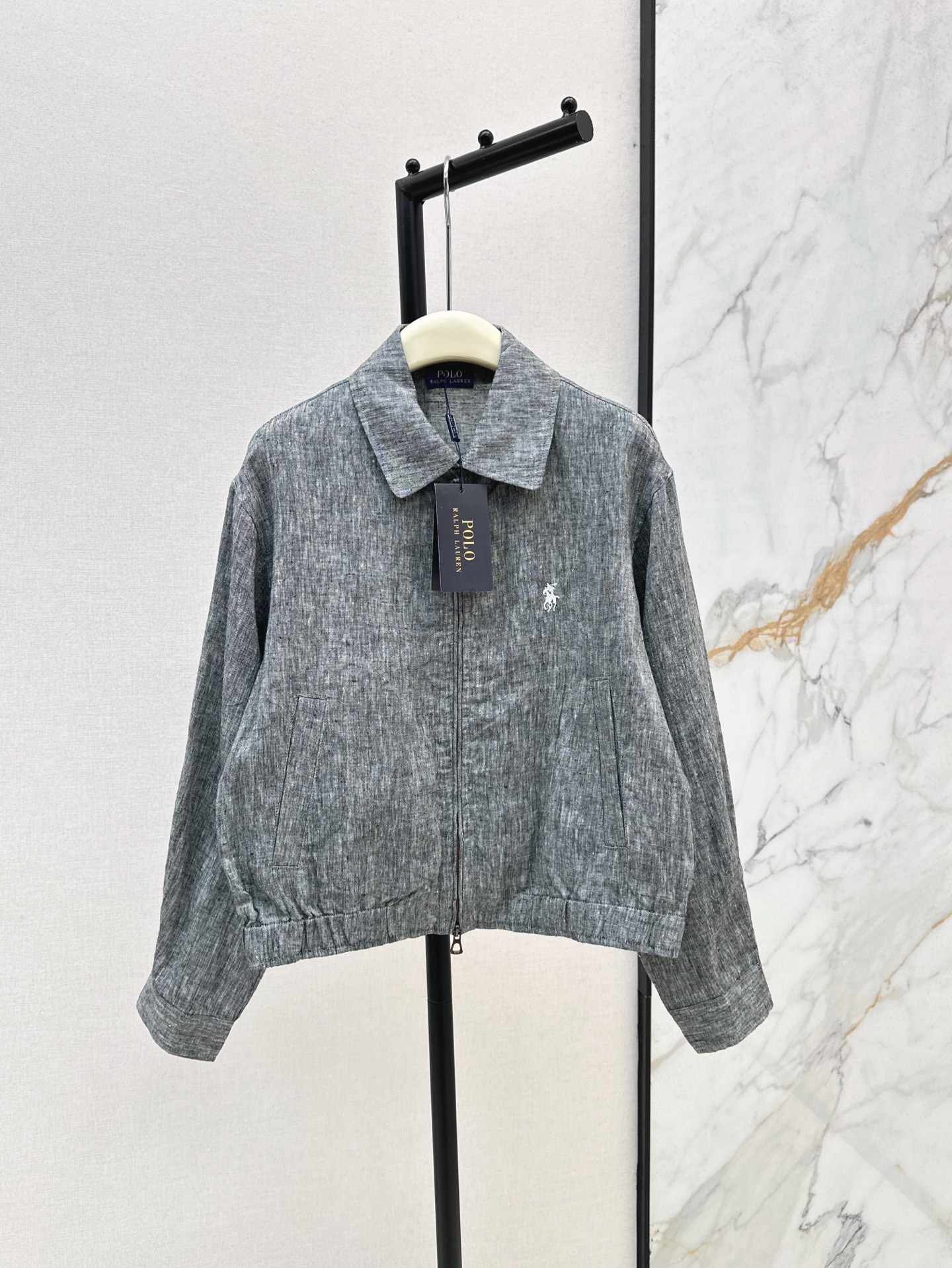 NO:932931,Recommended hot item: RL 26Ss - the latest early autumn jacket with good looks. It is relaxed and has a real sense of fashion. The classic embroidery pattern on the chest. The whole body is energetic and casual. It can be sweet or salty. The embroidered small logo is a bonus. It is made of linen fabric. One color sml,,jackets & coats,jackets & coats,19860909爆单款推荐 RL 26Ss————早秋最新款颜值敲扛打的夹克外套 松弛有度 实实在在的时髦感 胸前经典刺绣图案 整个版型上身精气神 自带休闲帅气 可甜可盐 刺绣小logo很加分 采用亚麻面料 一色sml,,jackets & coats,jackets & coats,,Women's clothing