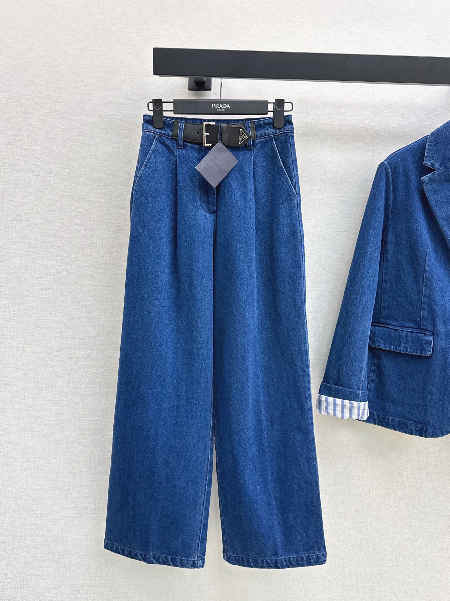 NO:932923,Recommended models from the popular series PD 26Ss - the latest and most popular handsome suit in early autumn. Loose-fitting denim suit jacket + belt-embellished straight pants. Loose-fitting cut. Sweet and cool style. Rich texture of denim fabric. Classic logo main mark decoration. The upper body is thin and cool. The overall feeling is cool and handsome. The modified figure is slimmer and taller. Cool and attractive. Recommended to match one color sml,, jackets & coats, business suit,19860909爆单系列款推荐 PD 26Ss———早秋最新款高人气帅气套装宽松廓型牛仔西装外套+皮带装饰直筒裤 宽松廓形的版型剪裁 甜酷风简直绝了 富有质感的牛仔面料 经典Logo主唛装饰 上身显瘦又酷酷有型 整体酷帅感十足 显瘦显高的修饰身材 又酷又拽 推荐一套搭配 一色sml,,jackets & coats,business suit,,Women's clothing