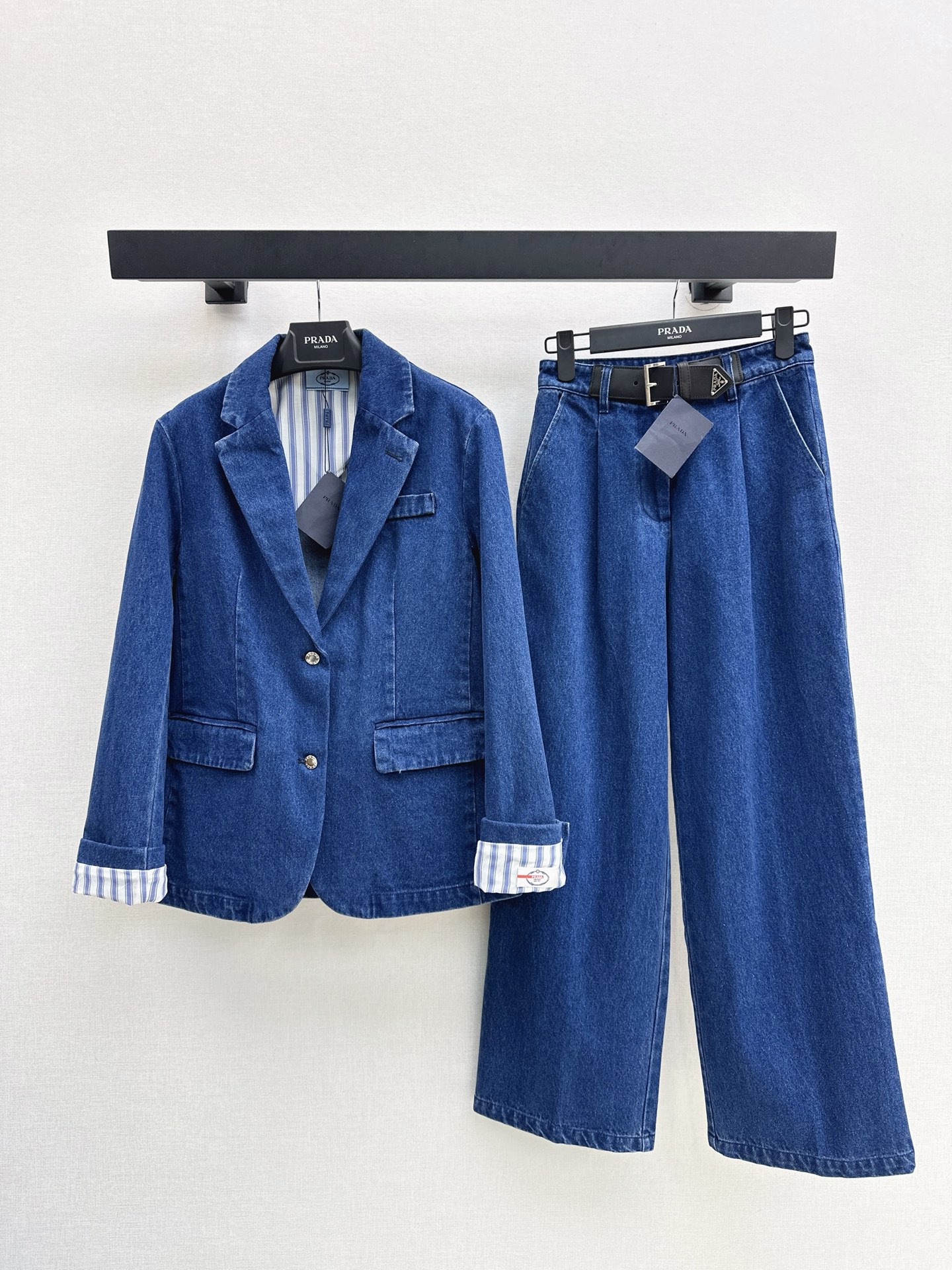 NO:932915,Popular series recommended PD 26Ss - the latest and most popular handsome suit in early autumn. Loose-fitting denim suit jacket + belt-embellished straight pants. Loose-fitting tailoring. Sweet and cool style. Rich texture of denim fabric. Classic logo main mark decoration. The upper body is thin and cool. The overall feeling is cool and handsome. The modified figure is slimmer and taller. Cool and attractive. Recommended to match one color sml suits, jackets & coats, business  suit,19860909爆单系列款推荐 PD 26Ss———早秋最新款高人气帅气套装宽松廓型牛仔西装外套+皮带装饰直筒裤 宽松廓形的版型剪裁 甜酷风简直绝了 富有质感的牛仔面料 经典Logo主唛装饰 上身显瘦又酷酷有型 整体酷帅感十足 显瘦显高的修饰身材 又酷又拽 推荐一套搭配 一色sml 西服,,jackets & coats,business suit,,Women's clothing