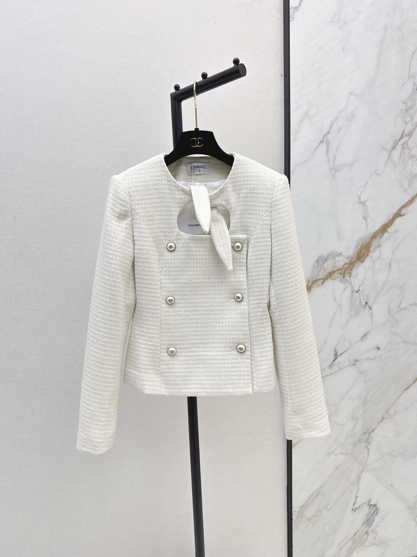 NO:932908,Elegant and high-end C Home 26Ss————The latest autumn and winter rabbit ear strap decorated woven small jacket. It is made of customized heavy-woven fabrics. It is full of details and is very high-end. The upper body has elegance and nobility. It is OK whether it is daily or commuting. The box-cut short version is not attractive at all. Two-color sml,,chanel,jackets & coats,19860909贵气高级 C家 26Ss————秋冬最新款兔子耳朵绑带装饰编织小外套 采用定制的重工编织面料 细节感满满 很高级 上身自带优雅和贵气 不管是日常或者通勤都OK 箱型剪裁短款版型也完全不挑人 两色sml,,chanel,jackets & coats,,Women's clothing