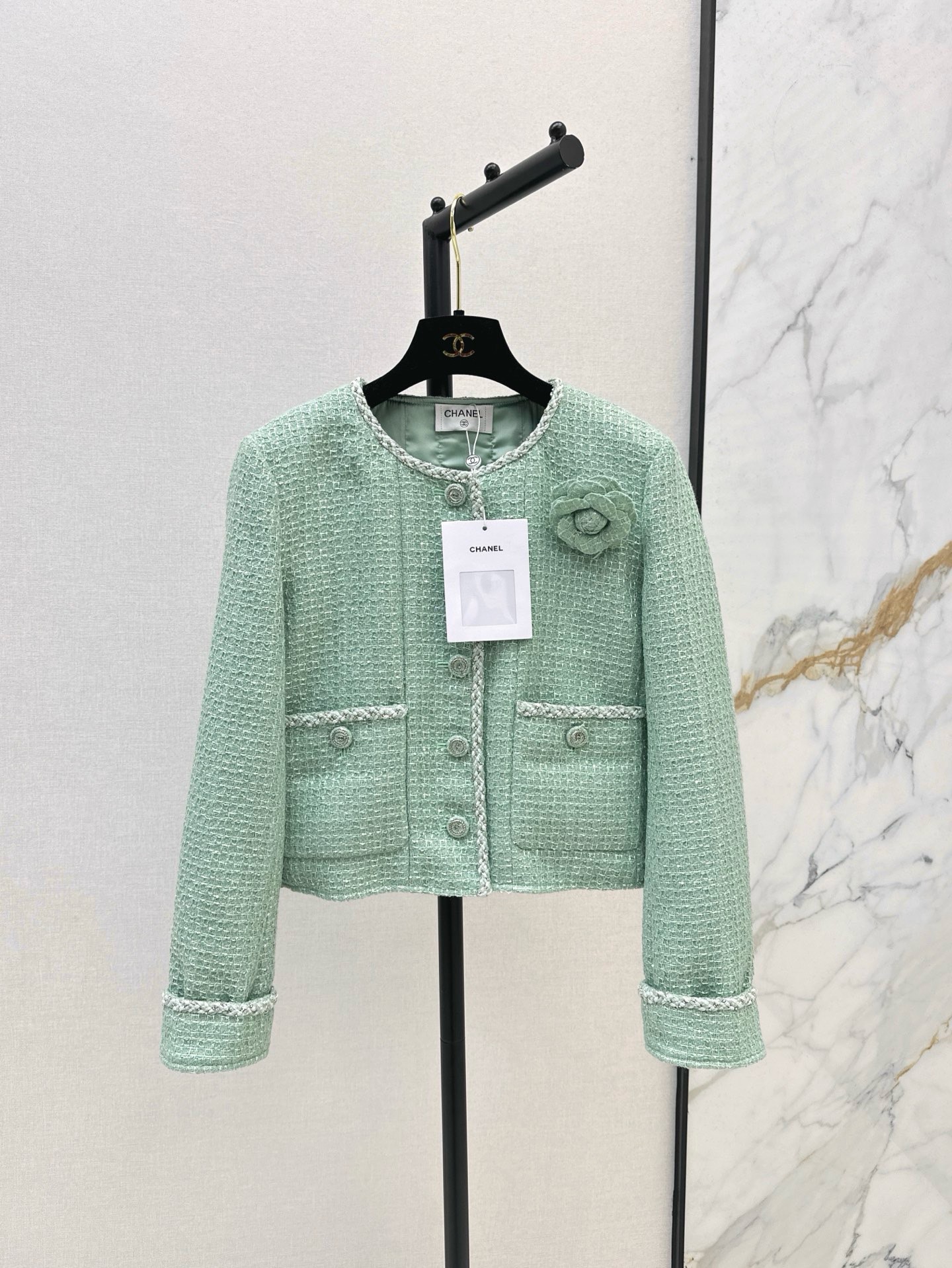 NO:932895,Exclusive model ~ C Family 26Ss————The latest mint green woven jacket in early autumn. This light mint green is really high-end. The appearance is online. It is customized with three-dimensional flowers + exquisite buttons. It is exquisite and fashionable. The upper body is slim and versatile, especially age-reducing and elegant. One color sml,,chanel,jackets & coats,19860909独家款～ C家 26Ss————早秋最新款薄荷绿编织外套这种淡淡得薄荷绿色 真的很高级了 颜值在线 定制立体花朵+精致纽扣装饰精致时髦的一款～上身显瘦又百搭 特别减龄优雅～ 一色sml,,chanel,jackets & coats,,Women's clothing