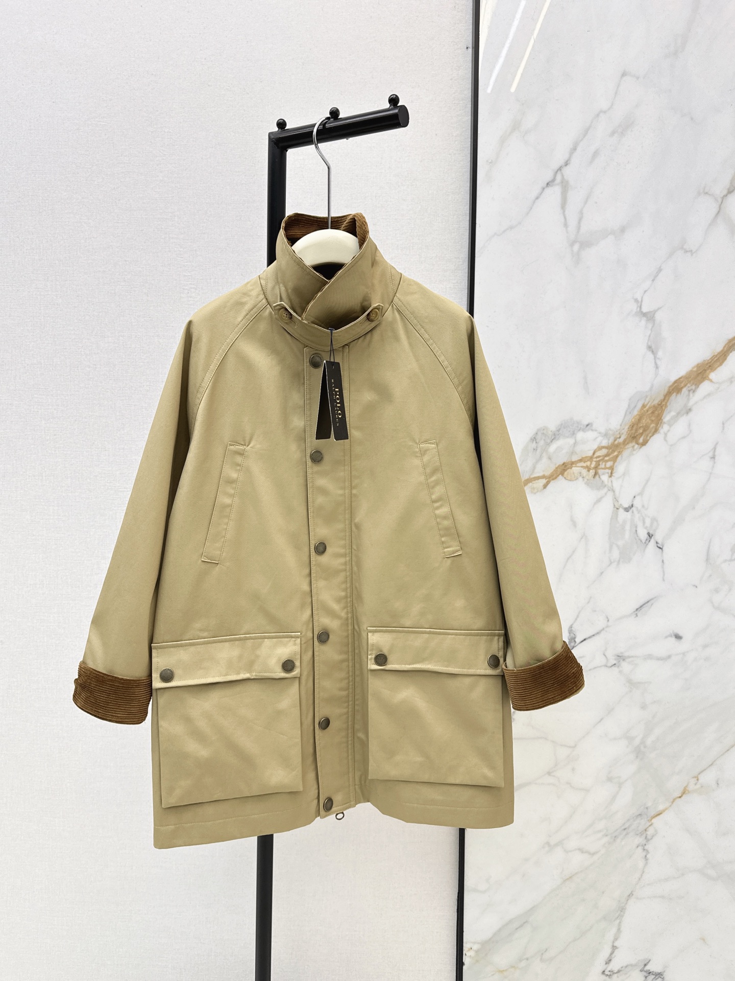 NO:932889,Full of retro accents RL 26Ss - the latest contrasting lapel windbreaker jacket for early autumn. Corduroy lapel splicing design. The collar placket and cuffs are made of corduroy. Partially contrasting color design. Classic atmosphere. The upper body is casual and lazy. Effortless dressing style. Easily get the fashion sense. The mid-length style is the least attractive. One color sml,,jackets & coats,19860909复古腔调十足 RL 26Ss————早秋最新款撞色翻领风衣外套 灯芯绒翻领拼接设计 领子门襟袖口卷边都采用了灯芯绒材质 局部撞色设计感 经典大气 上身随性慵懒 不费力的穿搭风格 时髦感轻松Get 中长款最不挑人 一色sml,,jackets & coats,,Women's clothing