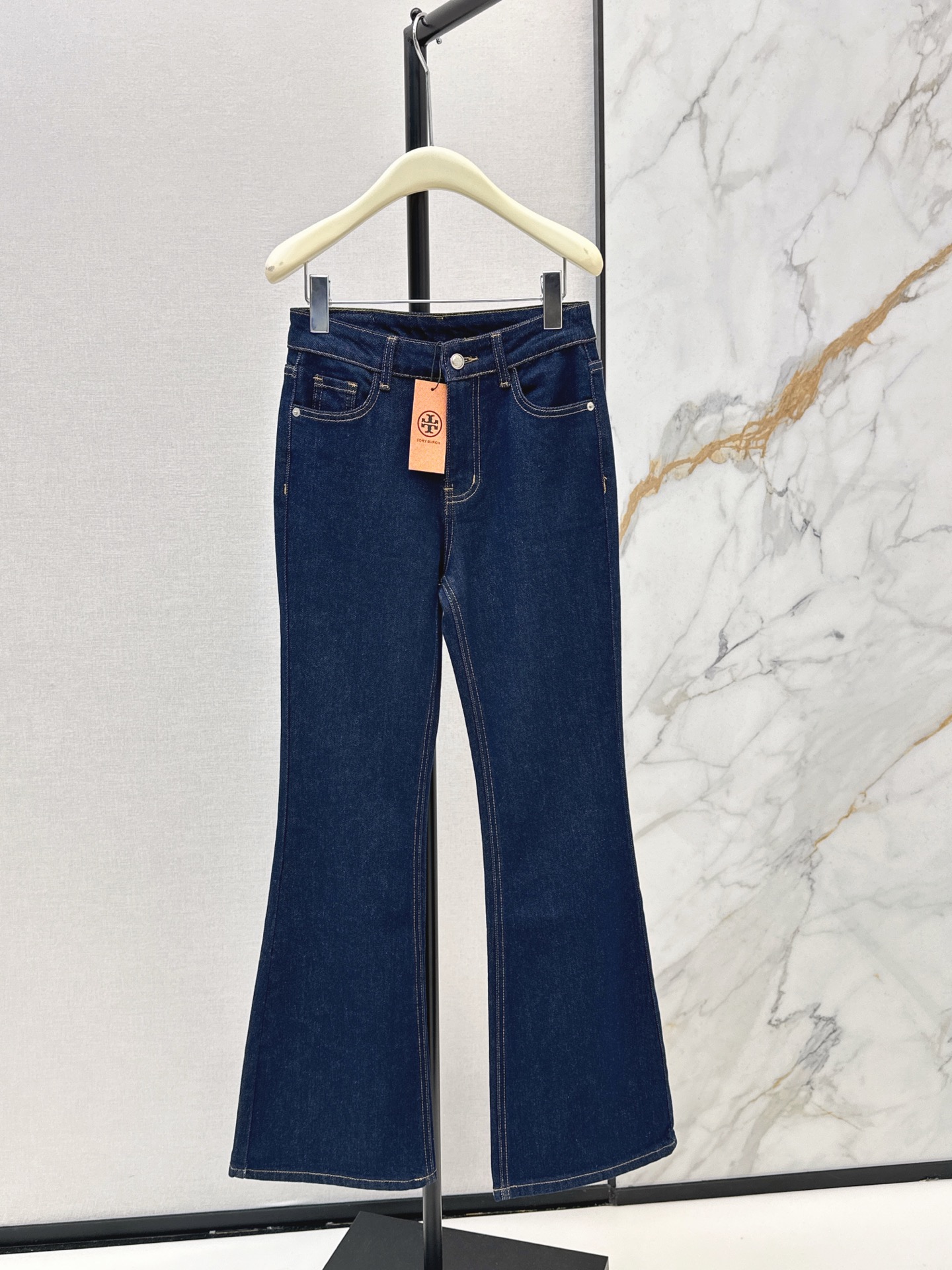 NO:932937,Tor 26Ss - the latest early spring bootcut jeans decorated with leather tags on the back. Versatile raw pulp washed denim color. Classic collection-level fit. Boot cut. The upper body is particularly tall. The whole version is smooth and not tight. It has micro elasticity. It is very comfortable to wear. It is also beautiful in washing. One color sml,,jeans,19860909Tor 26Ss————早春最新款后背皮牌装饰微喇牛仔裤 百搭原浆色洗水牛仔色系 经典的收藏级别版型 微喇剪裁 上身特别显高 整个版型流畅不会紧绷 带有微弹性 穿起来很舒服 洗水也很漂亮 一色sml,,jeans,,Women's clothing