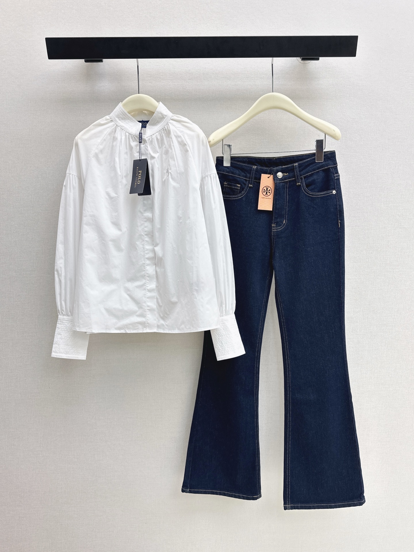 NO:932929,RL 26Ss————The latest stand-collar pleated white shirt for spring and summer. A perfect white shirt. It has a slim and loose fit. There is room to make you slimmer. The shape is not picky at all. It has a sense of design. Poplin cotton fabric. One color ready for sale sml,, shirts,19860909RL 26Ss————春夏最新款立领褶皱白色衬衫 完美的一款白衬衫 显瘦宽松版型 有余量更加显瘦 版型完全不挑人 很有设计感 府绸棉面料 一色现货发售sml,,shirts,,Women's clothing