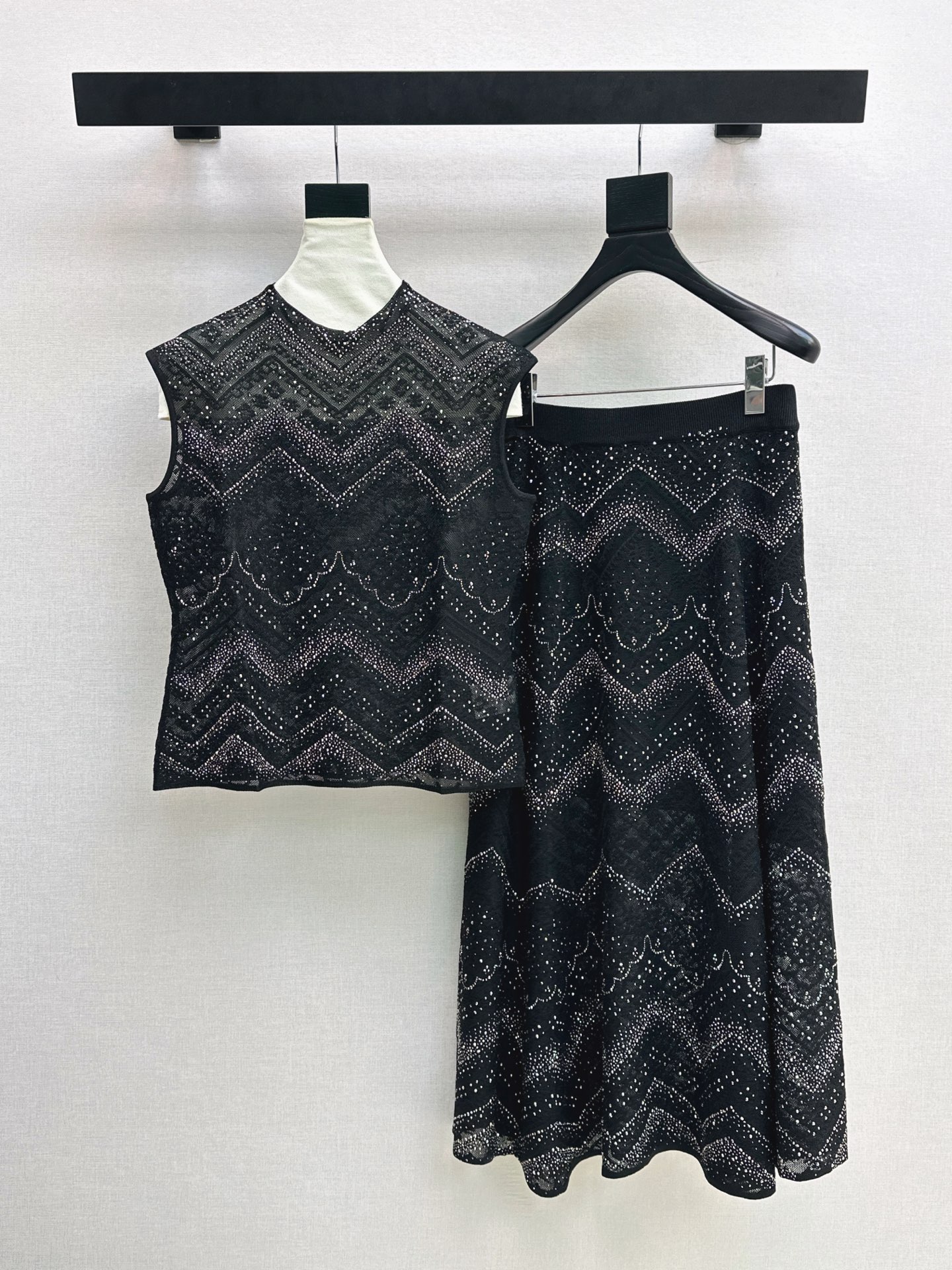 NO:932913,Exclusively launched by C Home 26Ss - the latest early autumn knitted suit. Heavy wavy pattern hot diamond sleeveless sweater + high-waisted skirt. Heavy wavy pattern hot diamond decoration. Exquisite beauty. The overall feeling is simple and elegant. When paired together, it gives you a gentle, beautiful and moving feeling. The color and pattern are impeccable. A must-have for lazy people. It looks good no matter how you match it. The texture of the fabric is outstanding. One set comes with three colors sml, chanel, skirts,19860909独家首发 C家 26Ss————早秋最新款针织套装重磅波浪纹烫钻无袖针织衫+高腰半裙 重磅波浪纹烫钻装饰 精致美感 整体给人感觉特别的简约大气 一套搭配起来给你人一种温柔美丽动人的感觉 颜色跟版型都无可挑剔 懒人必备一套怎么搭都好看 面料质感一绝 一套出 三色sml,,chanel,skirts,,Women's clothing