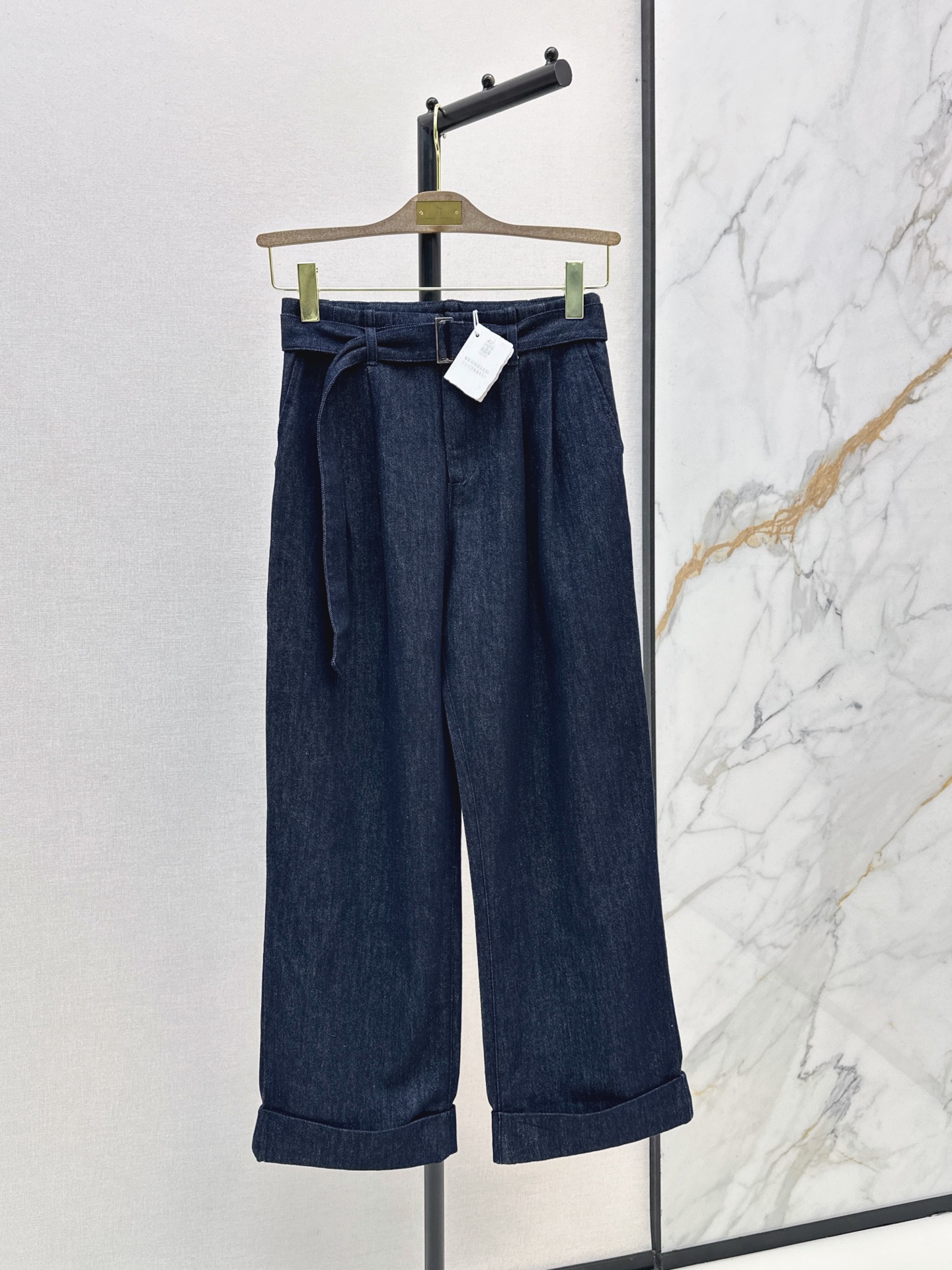 NO:932898,Everyday versatile model Bc 26Ss——The latest versatile original color nine-point jeans in early autumn are super easy to wear. The straight wide-leg version hides the muscles and makes you look slimmer. The waist is high-waisted and pleated design. It is paired with a tie. It has a casual and lazy style. It is made of denim fabric and has a relaxed and drapey feel. One color sml,,jeans,19860909日常百搭款 Bc 26Ss———早秋最新款百搭原色九分牛仔裤超好穿 直筒阔腿的版型 藏肉显瘦 腰部高腰捏褶设计 搭配了系带 有种休闲慵懒的范儿 采用牛仔面料 轻松有垂感 一色sml,,jeans,,Women's clothing