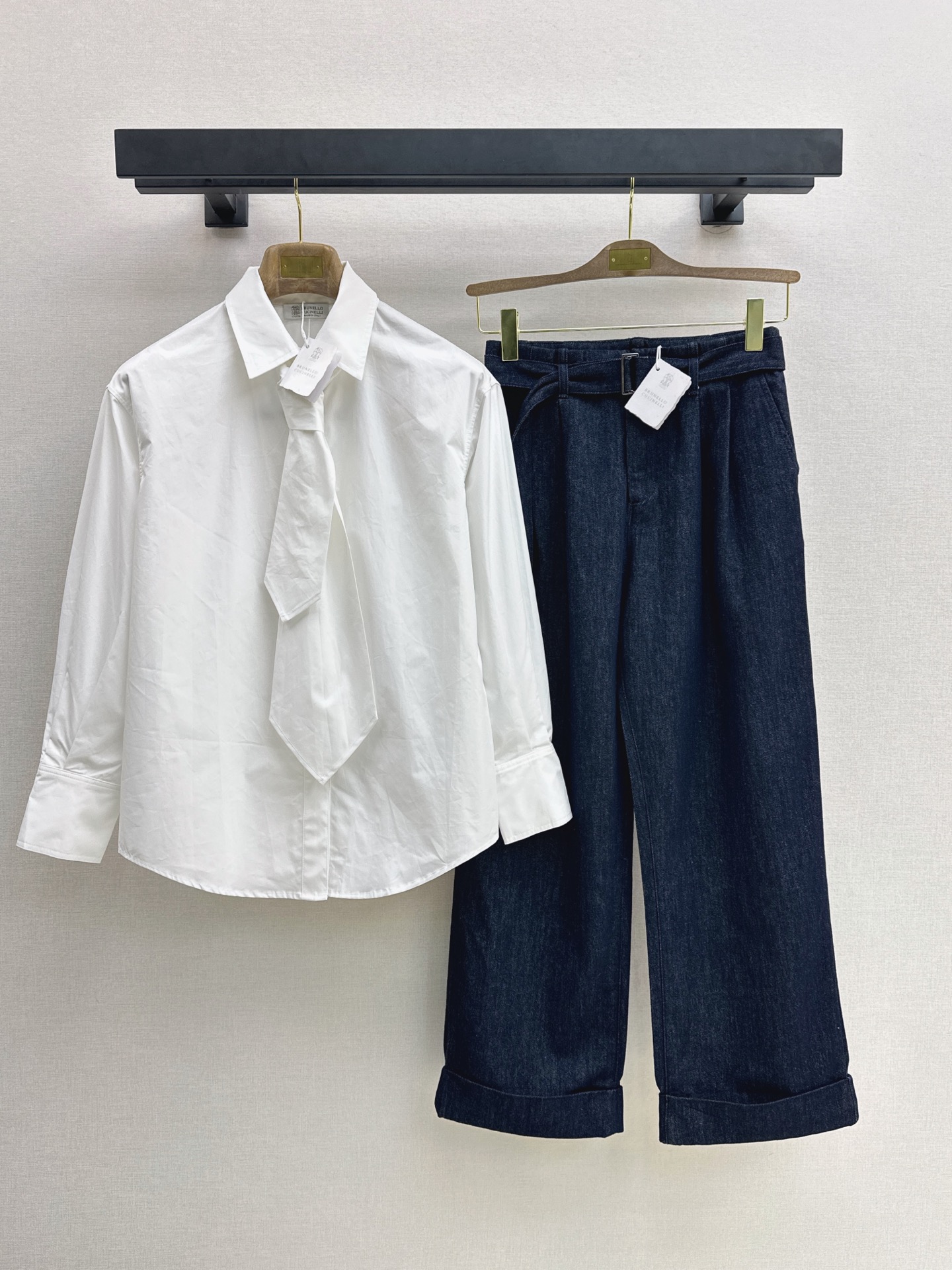 NO:932894,Fashion bonus Bc 26Ss————The latest minimalist style tie shirt in early autumn is made of 100% poplin cotton fabric. Detachable tie design. It has a sense of design without being too exaggerated. It has a college style that reduces age and is full of details. The whole version is just right to hide the flesh and make you slim. You can easily get the fashionable feeling with daily matching. One color sml,, shirts, ties,19860909时髦加分 Bc 26Ss————早秋最新款极简风领带衬衫百分百府绸棉面料 可拆卸领带设计 带点设计感又不会太夸张 学院风减龄感 细节感满满 整个版型恰到好处藏肉显瘦 日常搭配轻松Get到的时髦感 一色sml,,shirts,ties,,Women's clothing