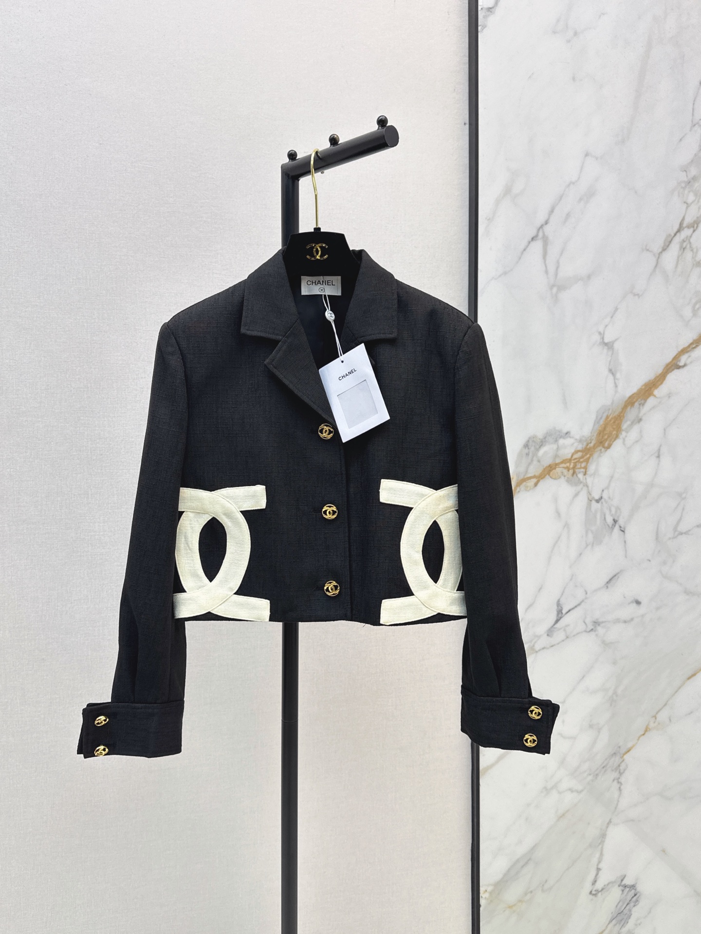 NO:932887,Elegant and high-end C home 26Ss————The latest autumn and winter catwalk style short woven jacket. Made of customized heavy woven fabrics. Classic contrasting double C pattern on both sides. Chain decoration inside. Full of details. Very high-end. The upper body has elegance and nobility. It is OK whether it is daily or commuting. The box-cut short version is not attractive at all. Two-color sml,,chanel,jackets & coats,19860909贵气高级 C家 26Ss————秋冬最新走秀同款小短款编织外套 采用定制的重工编织面料 双侧经典撞色双C图案 内里链条装饰 细节感满满 很高级 上身自带优雅和贵气 不管是日常或者通勤都OK 箱型剪裁短款版型也完全不挑人 两色sml,,chanel,jackets & coats,,Women's clothing