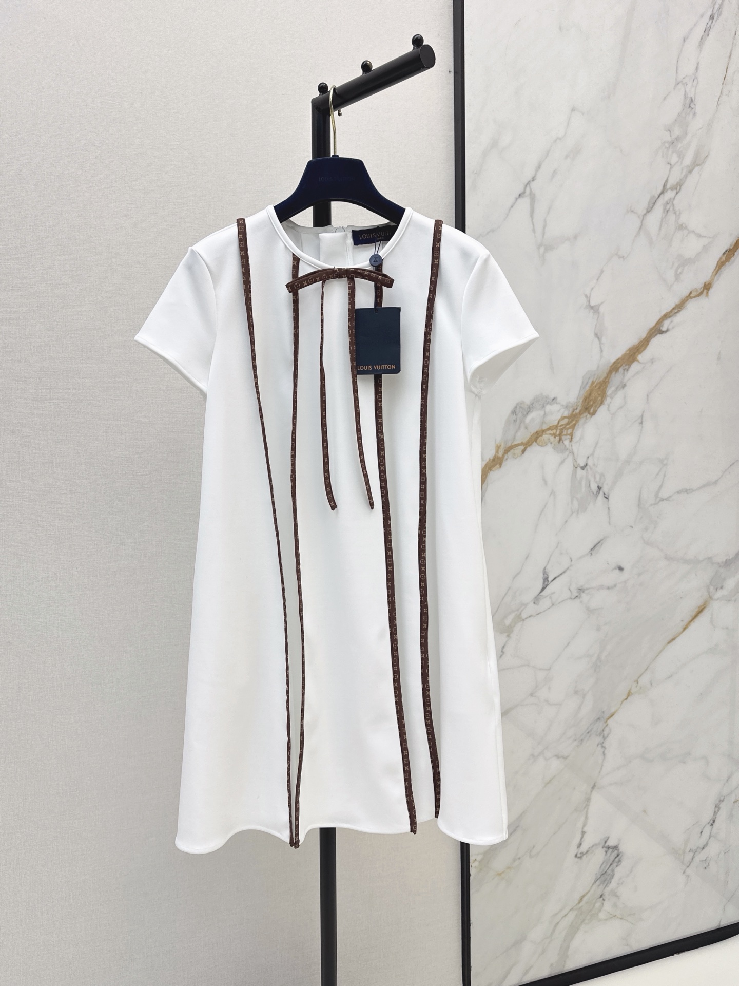 NO:934172,Ljia 26Ss————The latest spring and summer short-sleeved dress with presbyopic line decoration is fashionable, low-key, luxurious and high-end!  The version is versatile and not picky. Original customized technical fabric. The quality of workmanship depends on the details. White and rich beauty is a must-have. Two-color smlxl, Louis Vuitton, skirts, T-shirt,19860909L家 26Ss————春夏最新款老花线条装饰短袖连衣裙时髦低调气质又奢华高级！版型百搭不挑人 原版定制科技面料 做工品质看细节 白富美必入 两色smlxl,,louis vuitton,skirts,T-shirt,,Women's clothing