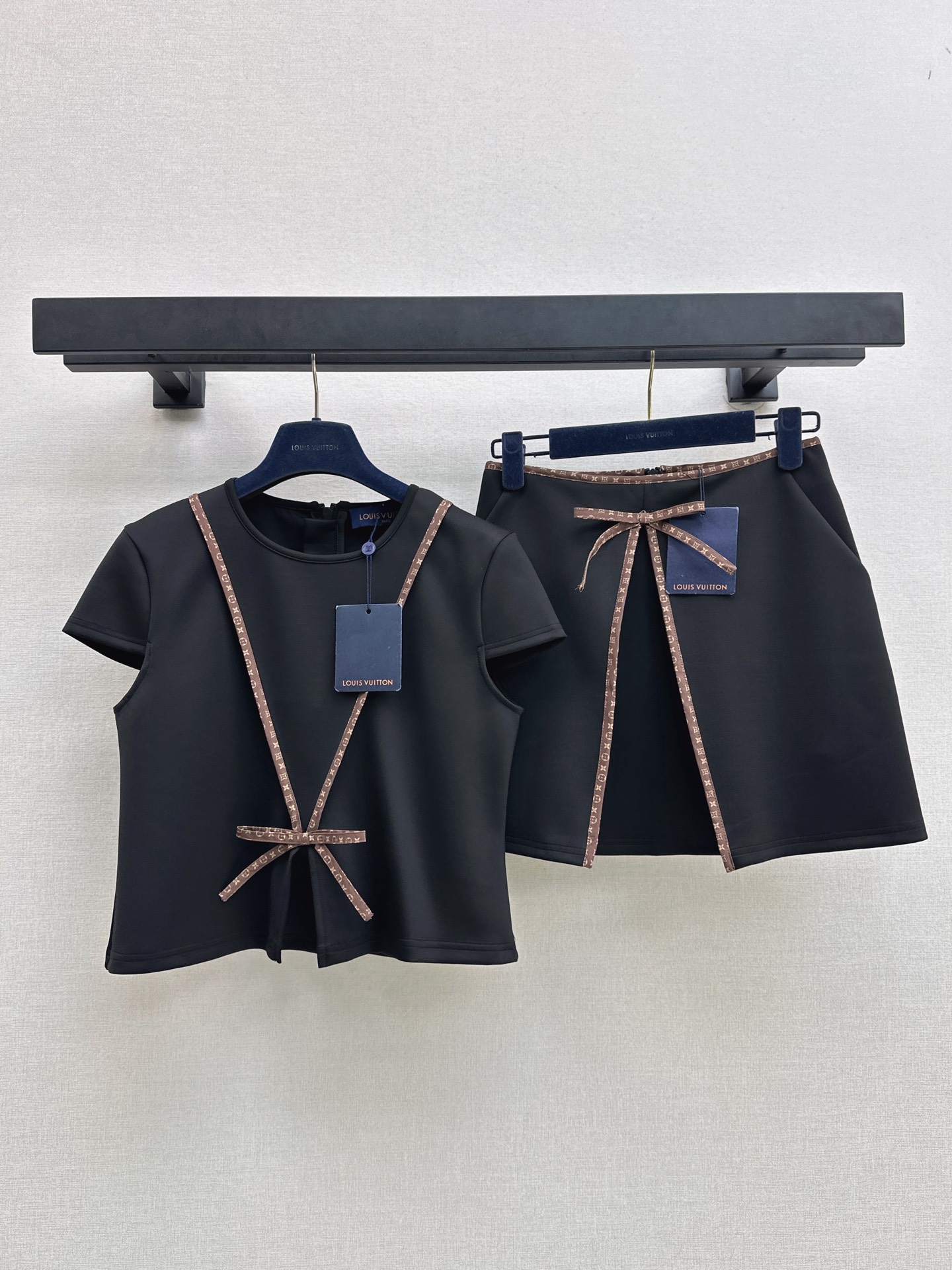 NO:934148,L's 26Ss - the latest spring and summer presbyopia contrasting line decorative set, a stunning set with a full sense of design. Fashionable, low-key, luxurious and high-end. The version is versatile and not picky. Two-color sml top, louis vuitton,19860909L家 26Ss———春夏最新款老花撞色线条装饰套装设计感拉满的绝绝子套装 时髦低调气质又奢华高级 版型百搭不挑人 两色sml 上衣,,louis vuitton,,Women's clothing