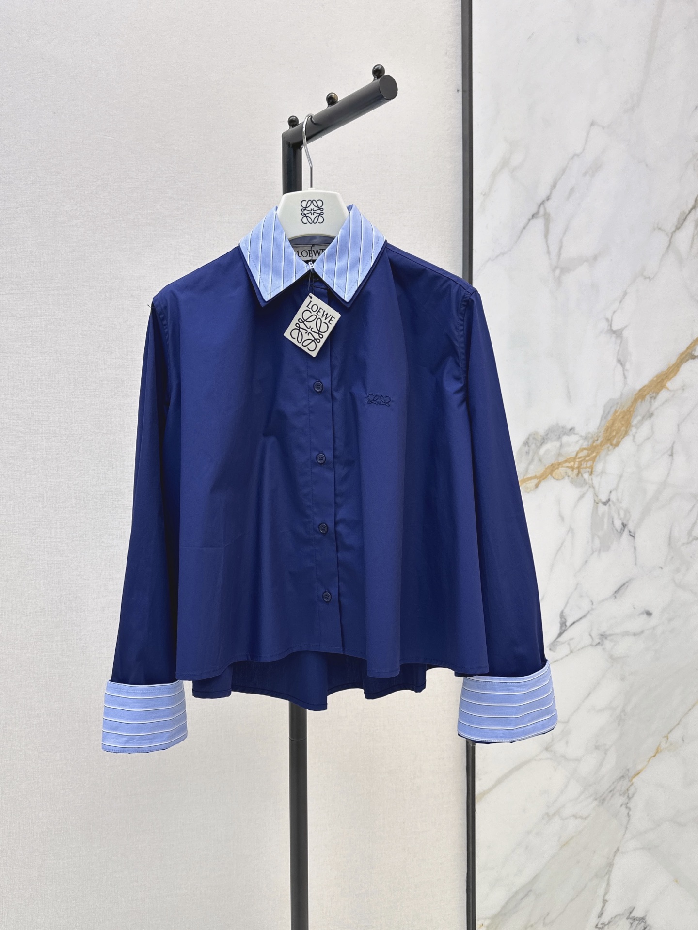 NO:934135,Loe 26Ss————Early Autumn’s latest A-position doll shirt is a must-have item in white and rich colors. Color-blocking and contrasting fabric fake two-piece design is a classic large A-position pattern. It does not pick on the upper body and looks slim and versatile. Casual and elegant. The texture of imported pure cotton fabric is awesome. Three colors sml,,loewe,shirts,19860909Loe 26Ss————早秋最新款A摆娃娃衬衫白富美必入单品 拼色撞布假两件设计经典大A摆版型 不挑人上身显瘦又百搭 随性飘逸 进口纯棉面料质感超赞 三色sml,,loewe,shirts,,Women's clothing