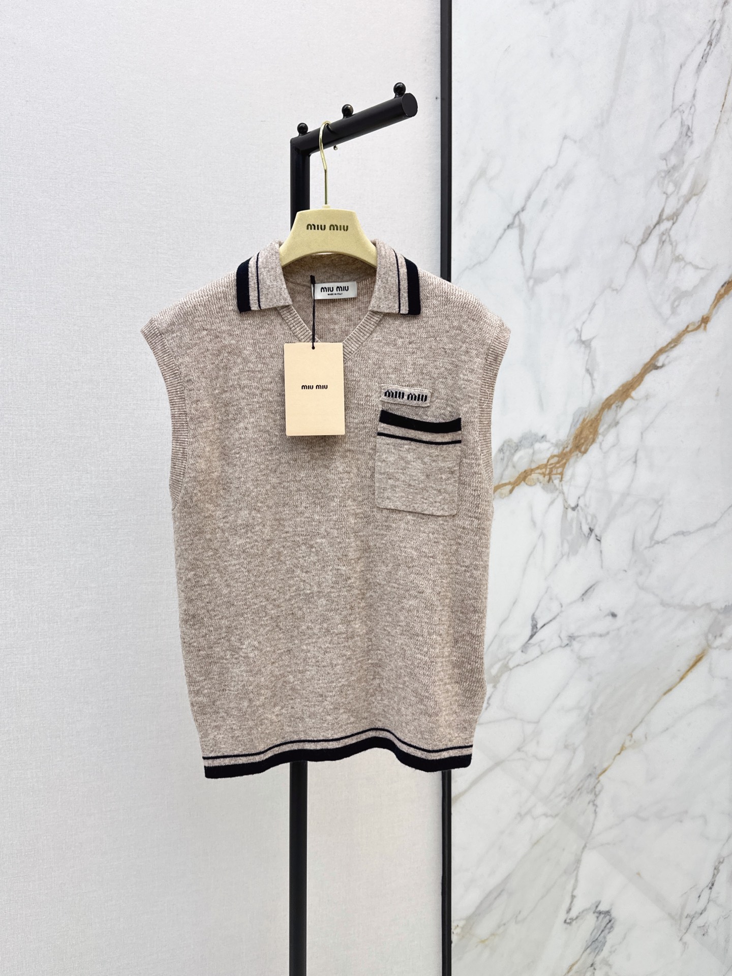 NO:934130,Miu 26Ss - the latest college-style knitted vest for early autumn in light khaki + black stripes. It has a retro American campus feel. The lapel design has a college temperament. The small pocket on the chest is very practical and beautiful. Soft and waxy knitted fabric. It is breathable and comfortable to wear alone in early autumn or layered in winter. The V-neck modifies the neck line. Paired with a white shirt and pleated skirt, it is easy to get a well-behaved school girl style. It is age-reducing and versatile. One color sml,,miumiu,skirts,shirts,19860909Miu 26Ss———早秋最新款学院风针织马甲浅卡其色+黑色条纹 复古美式校园感满满 翻领设计自带学院气质 胸前小口袋超实用又好看 软糯针织面料 透气舒适初秋单穿or冬天叠穿都OK V领修饰颈部线条 搭配白衬衫百褶裙轻松get乖巧学妹风 减龄又百搭 一色sml,,miumiu,skirts,shirts,,Women's clothing