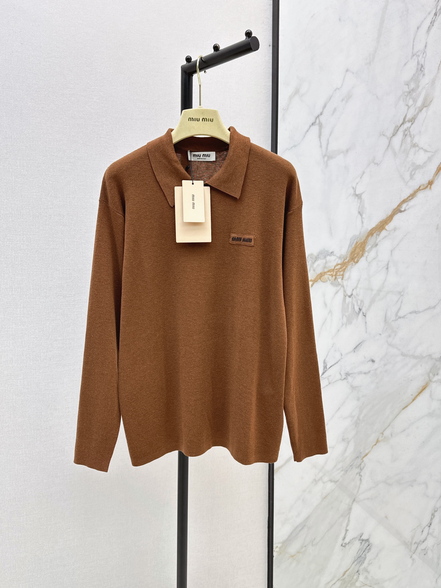NO:934125,Miu 26Ss - the latest style for early autumn girls to wear with letter logo embroidery, polo collar long-sleeved sweater, custom-dyed in caramel color, very high-end tone. Customized wool yarn Polo collar design. Temperament girlish design, age-reducing and sweet atmosphere. Lazy and loose fit, the upper body is slimming. One color sml,,miumiu,19860909Miu 26Ss———早秋最新款缪系少女穿搭字母徽标刺绣polo领长袖针织衫定染焦糖色很高级的调调 定制羊毛纱线Polo领设计 气质少女风设计减龄甜美气息 慵懒宽松版型上身巨显瘦 一色sml,,miumiu,,Women's clothing