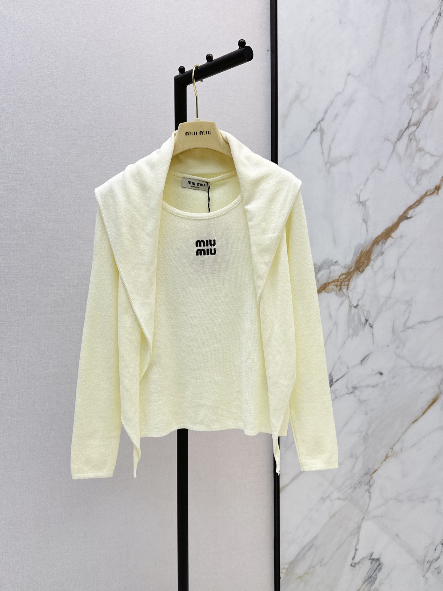 NO:934171,Miu 26Ss - the latest model for early autumn Miu girls to wear. Letter logo embroidered shawl long-sleeved sweater with a very high-end tone. Customized cotton yarn fabric design. Temperament girlish design to reduce age and sweet atmosphere. Lazy and loose version, the upper body is slimming. Two colors sml,,miumiu,shawls,19860909Miu 26Ss———早秋最新款缪系少女穿搭字母徽标刺绣披肩长袖针织衫很高级的调调 定制棉纱线面料设计 气质少女风设计减龄甜美气息 慵懒宽松版型上身巨显瘦 两色sml,,miumiu,shawls,,Women's clothing
