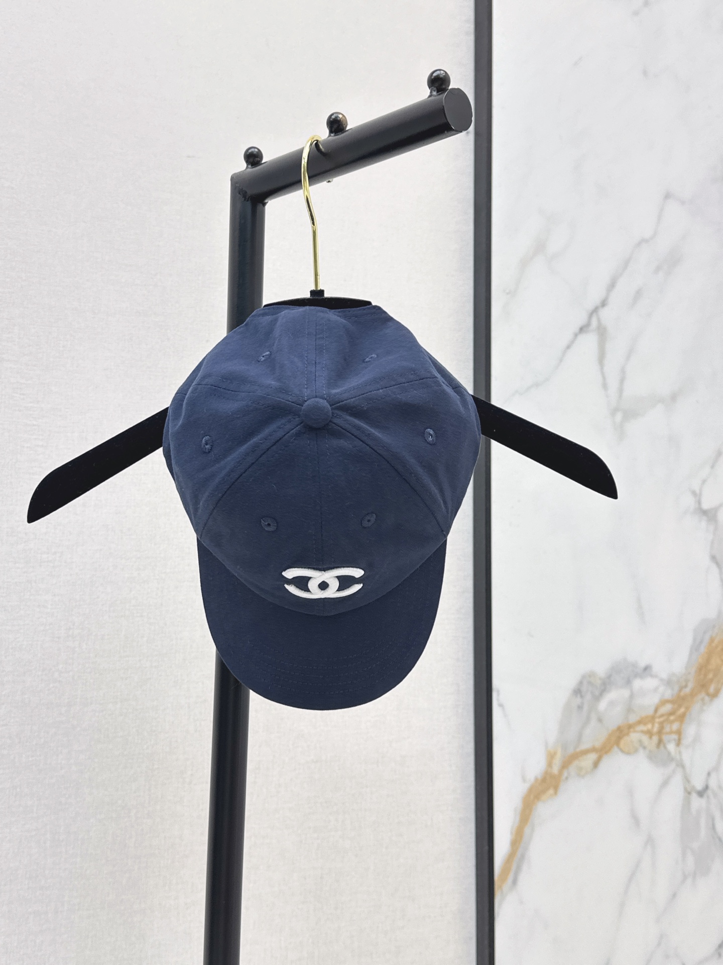 NO:934159,C Home 26Ss - the latest early autumn double C baseball cap with classic double C embroidered logo. The brand is highly recognizable. The cotton fabric is soft and breathable. It is very comfortable to wear in spring and summer. The curvature of the brim modifies the face shape. It is friendly to small square and round faces. The burgundy color is white and versatile. It can be easily used in daily casual or street style. The adjustable design on the back of the head is suitable for various head sizes. Practical and fashionable. One size fits all in three colors,,chanel,hats,19860909C家 26Ss————早秋最新款双C棒球帽经典双C刺绣Logo 品牌辨识度超高 棉质面料柔软透气 春夏佩戴超舒适 帽檐弧度遮阳修饰脸型 显脸小方圆脸友好～酒红色显白又百搭 日常休闲或街头风都能轻松驾驭 后脑勺可调节设计 适合各种头围 实用又时髦 三色均码,,chanel,hats,,Women's clothing