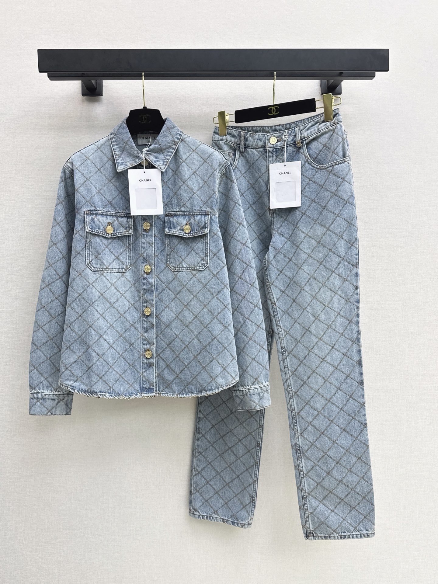 NO:934138,Coco Girl Outfits C Home 26Ss——Early Autumn’s latest heavy-duty embroidery rhombus embroidered denim shirt collar jacket work pocket classic H version does not pick on the upper body and looks slimming Customized embroidery process enzyme washed denim fabric Bai Fumei’s must-have item High weave count organic pure cotton denim has a great texture Nostalgic retro washed fashionable and advanced tone One color sml,,chanel,jackets & coats,shirts,19860909Coco女孩穿搭 C家 26Ss———早秋最新款重工刺绣菱格线绣牛仔衬衫领外套工装口袋经典H版型不挑人上身巨显瘦 定制刺绣工艺酵素洗水牛仔面料 白富美必入单品 高织数有机纯棉牛仔质感超赞 怀旧复古洗水时髦又高级的调调 一色sml,,chanel,jackets & coats,shirts,,Women's clothing